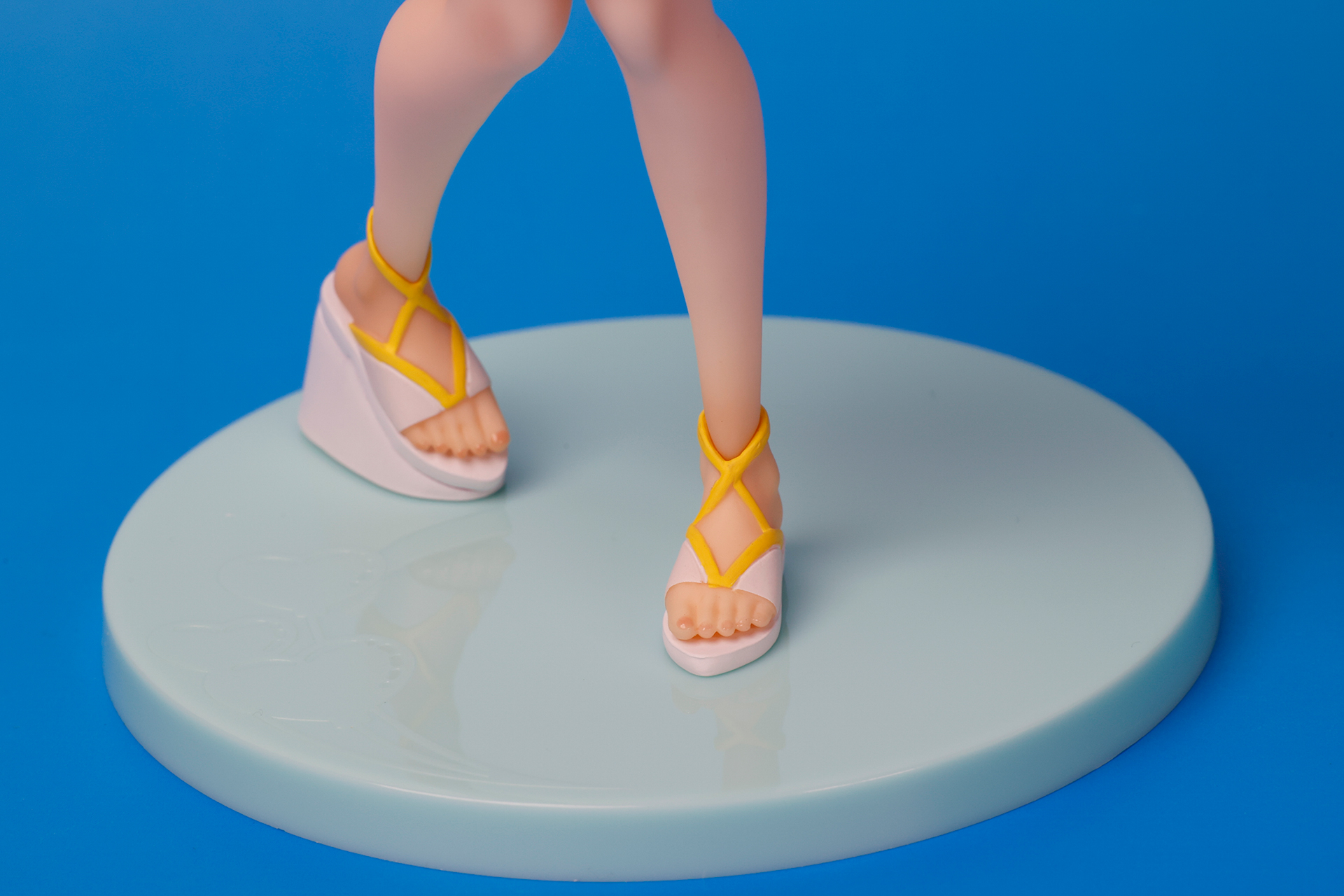 足の指にも手と同じネイルが塗られている