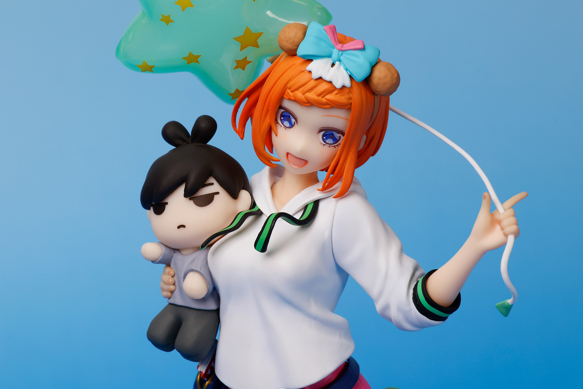 白いパーカーのシワや緑と黒のリボンなどの形状も素晴らしい