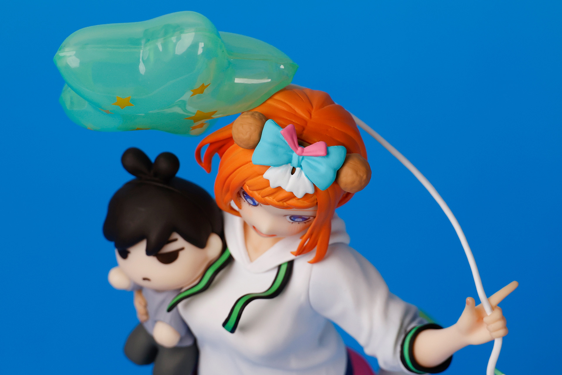 頭には水色の大きなリボンが付けられている