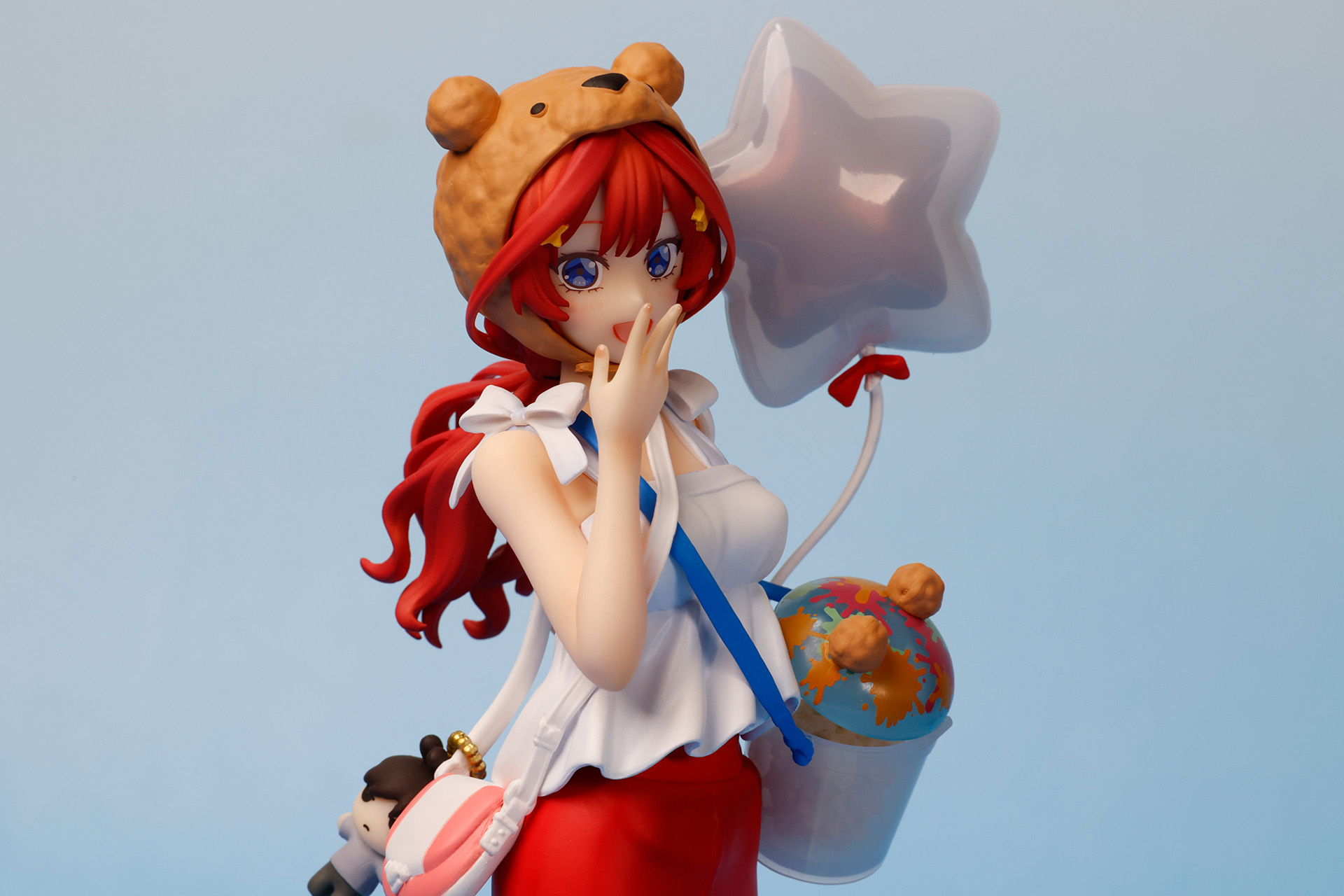 頭にかぶったクマがかなり目立つ