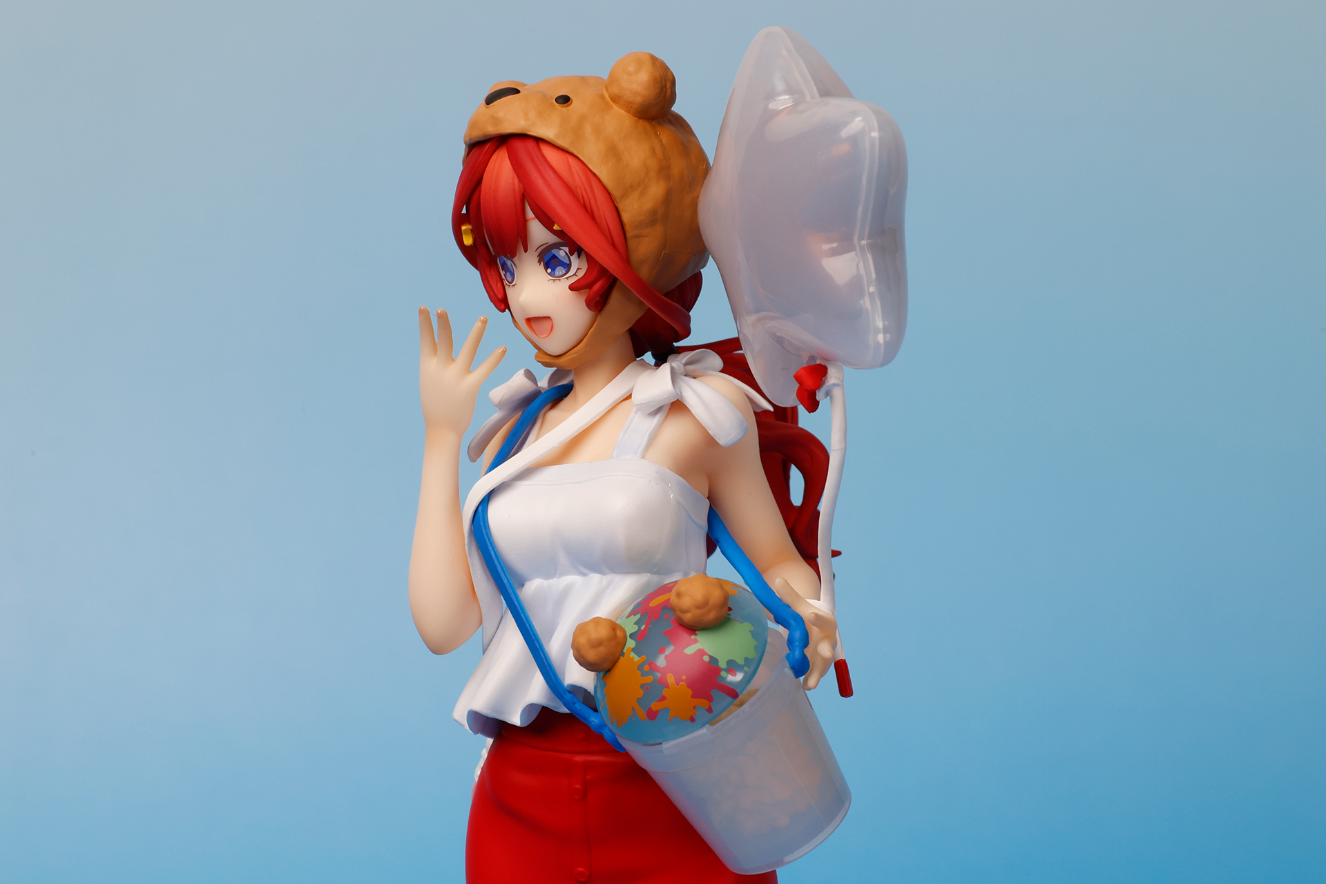 肩から大きなポップコーンケースを下げている