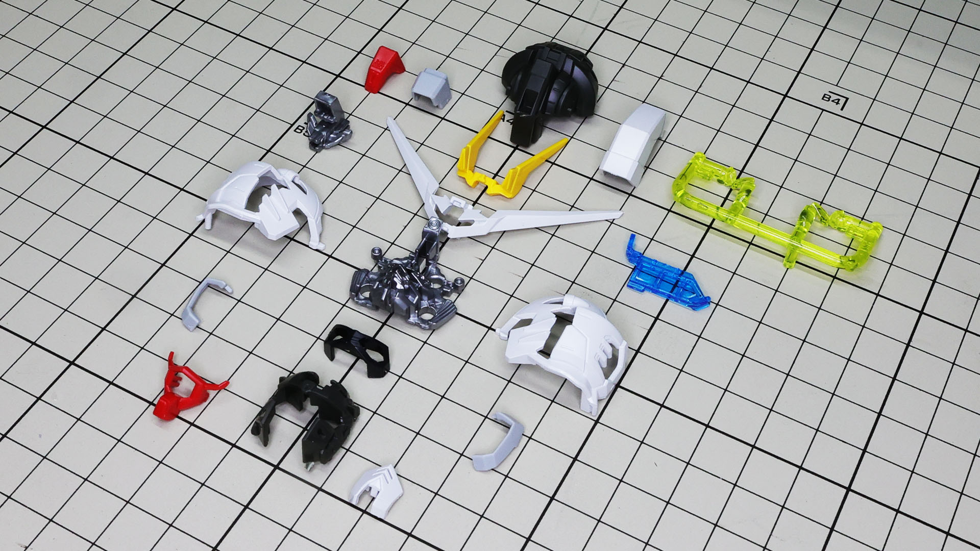 パーツを並べてみるとリアル頭身のMGフリーダムのよう