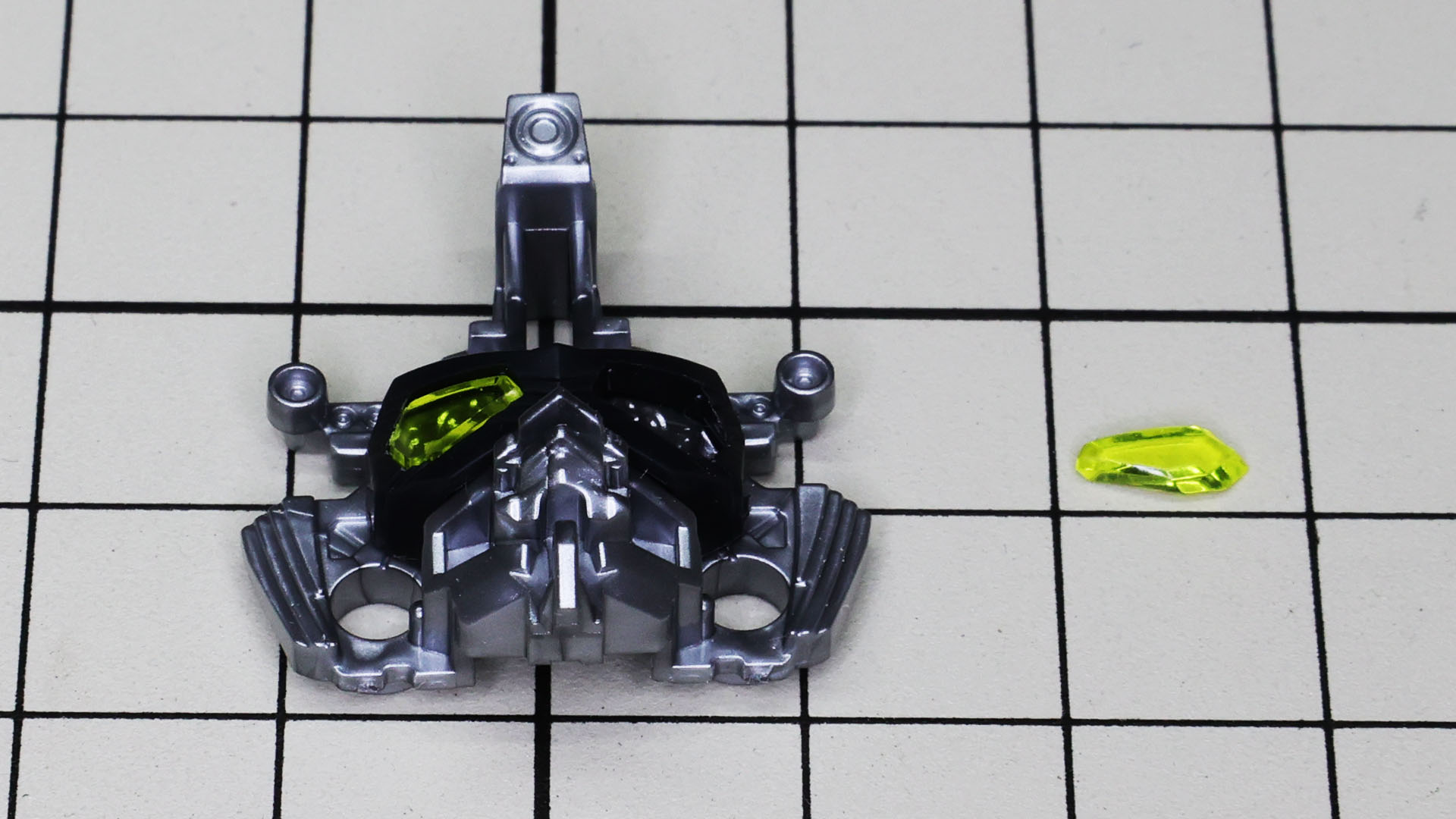 ツインアイの縁を組付け、黄色のクリアーパーツをはめ込みます