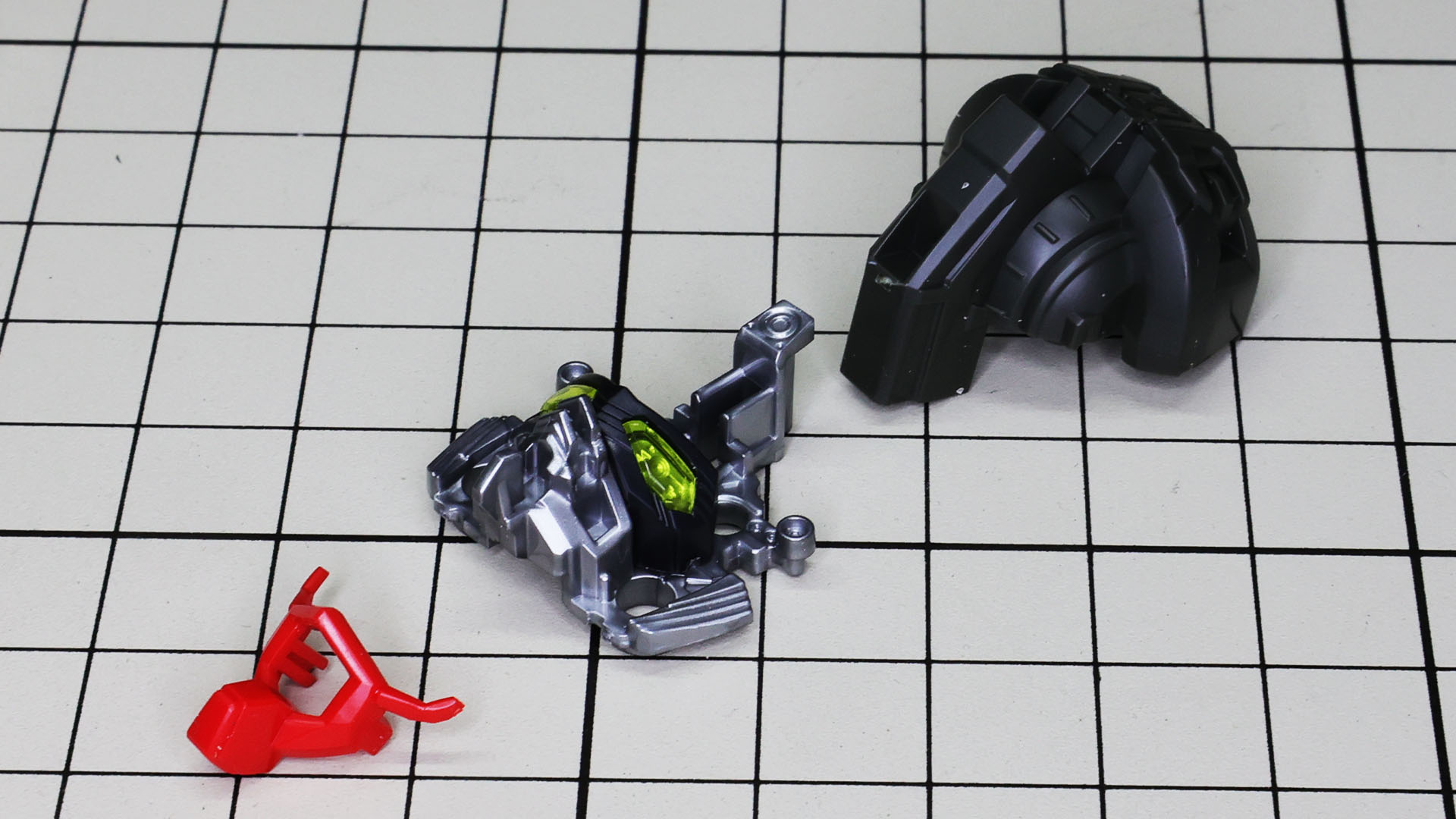 なんだかMGを組んでいる感覚！赤い顎パーツとマスクを組付けます