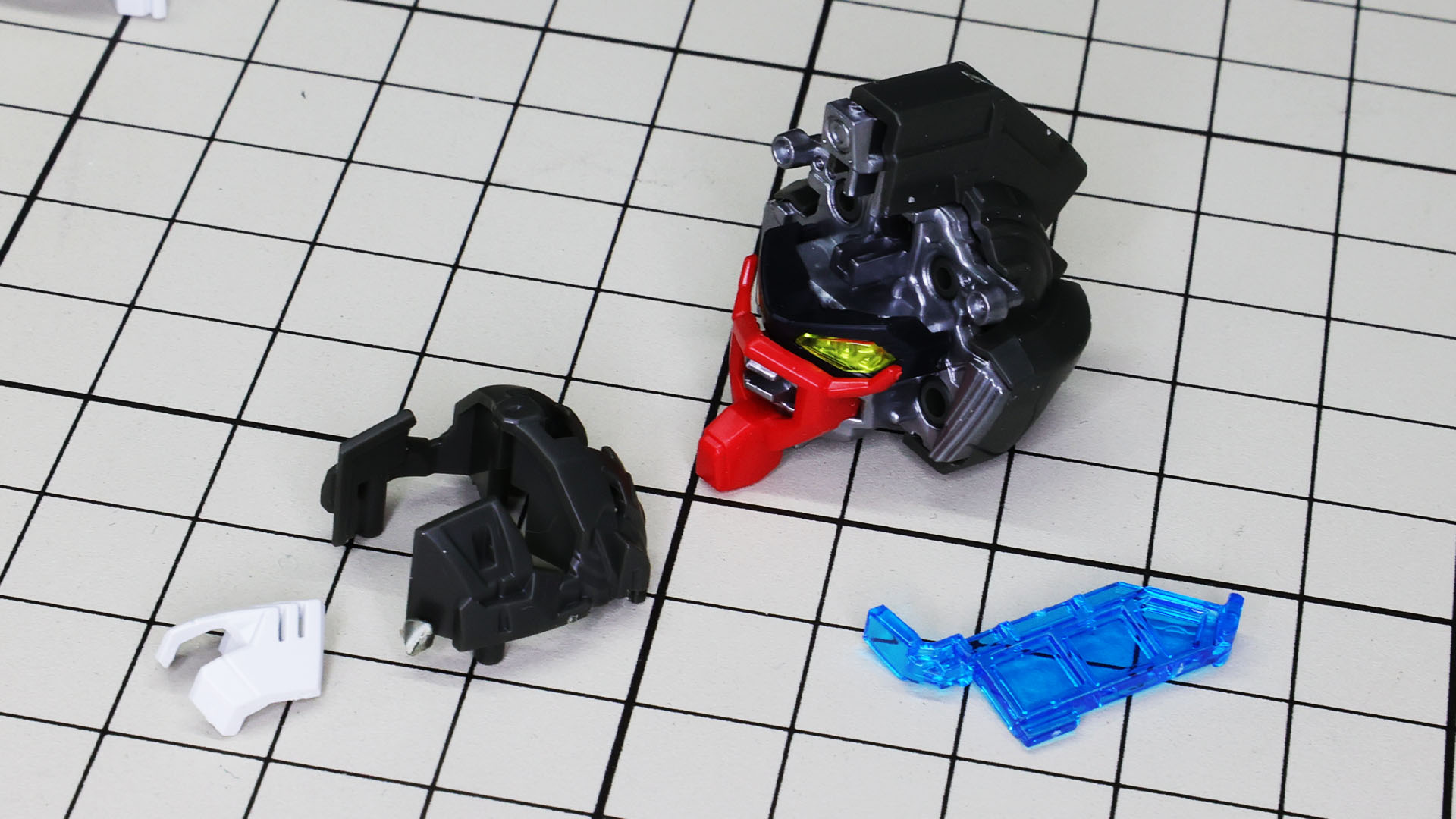 こちらも新技術“リフレクションカット”の青いクリアーパーツで頭頂部のカメラを表現