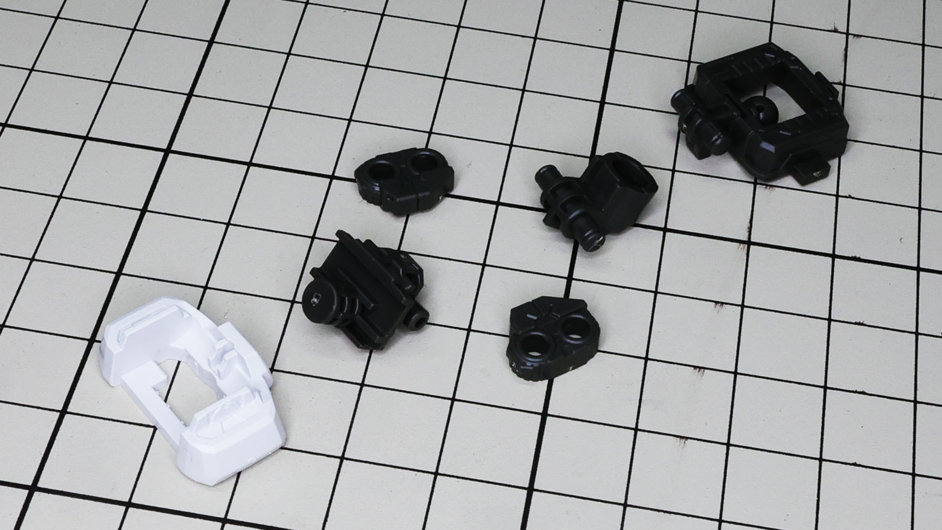 黒くてわかりにくいですが、SDバランスの小さいボディの基部は上下の伸縮と左右のロール、前後のピッチをも内包する腹部関節！