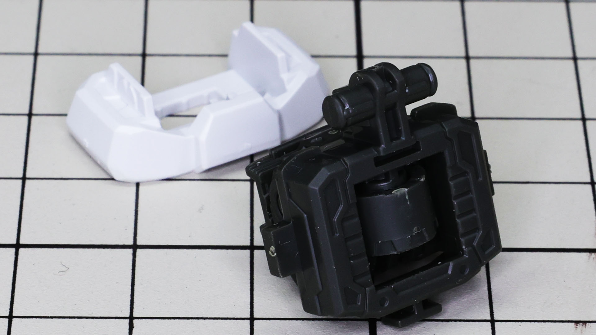 ボールジョイントでの接続もあり微妙なひねりも可能