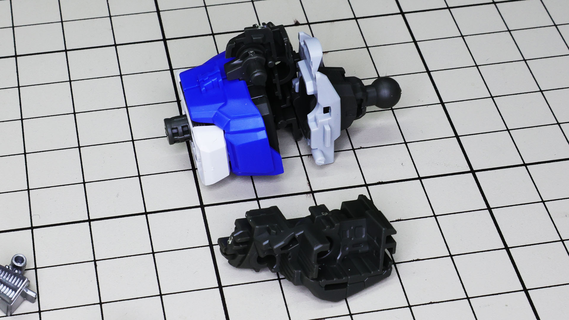 腹部と首部を胸部フレームで挟み込む