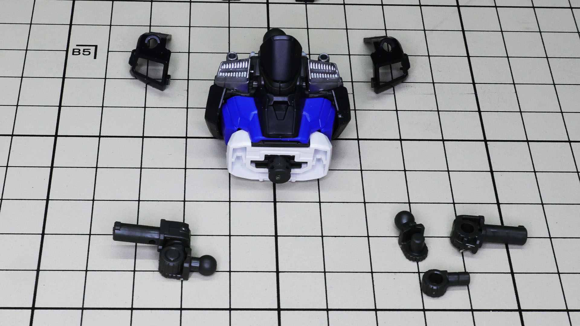 肩関節軸の先にツメがあることがわかります。これは腕部可動時に腕が抜けにくくするためのものです！