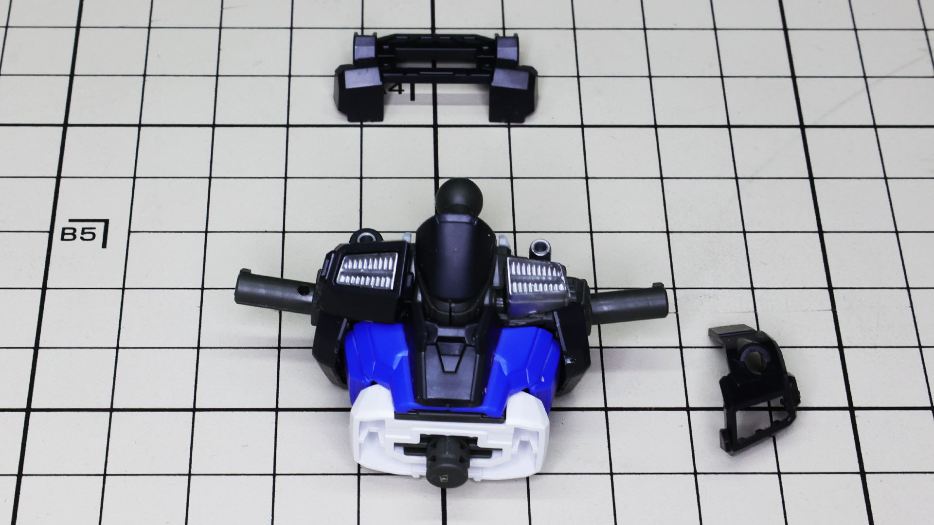 肩関節軸の先にツメがあることがわかります。これは腕部可動時に腕が抜けにくくするためのものです！