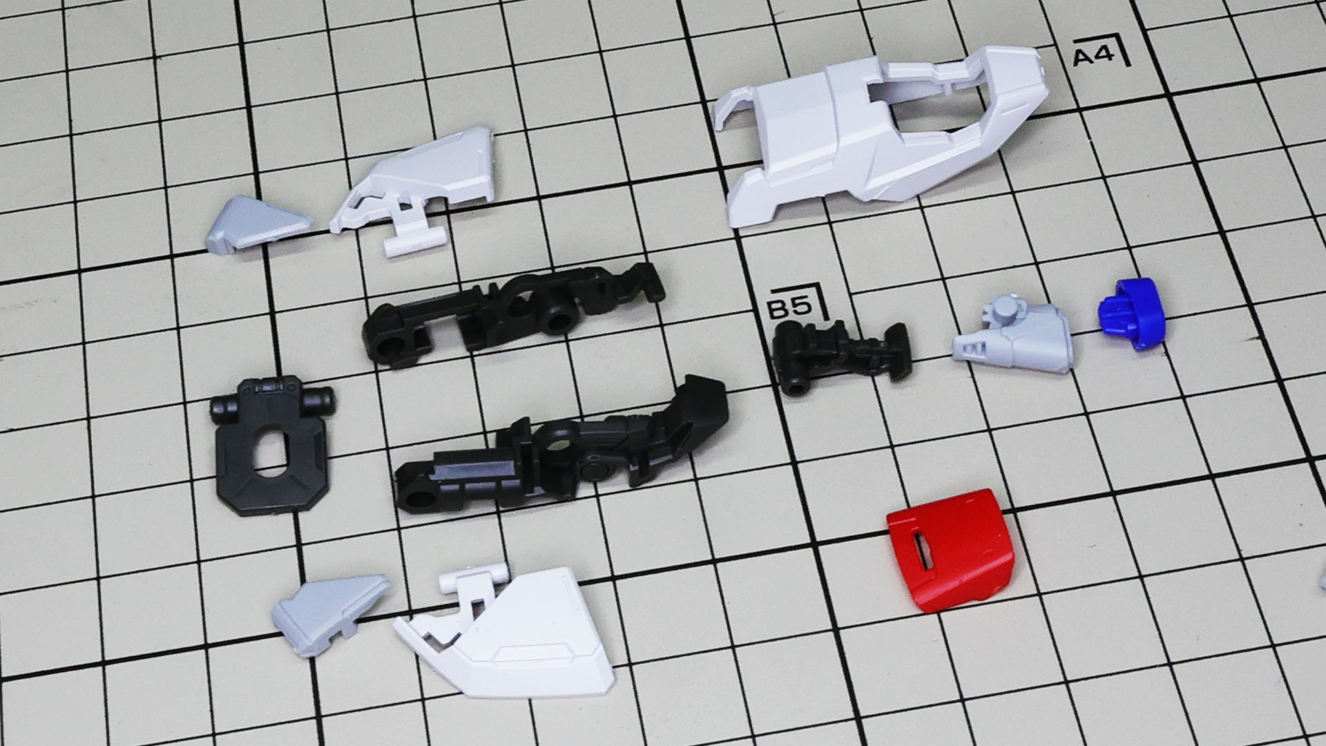 まずは肩部アーマーから。細かくもなるべく1ピースで構成されています