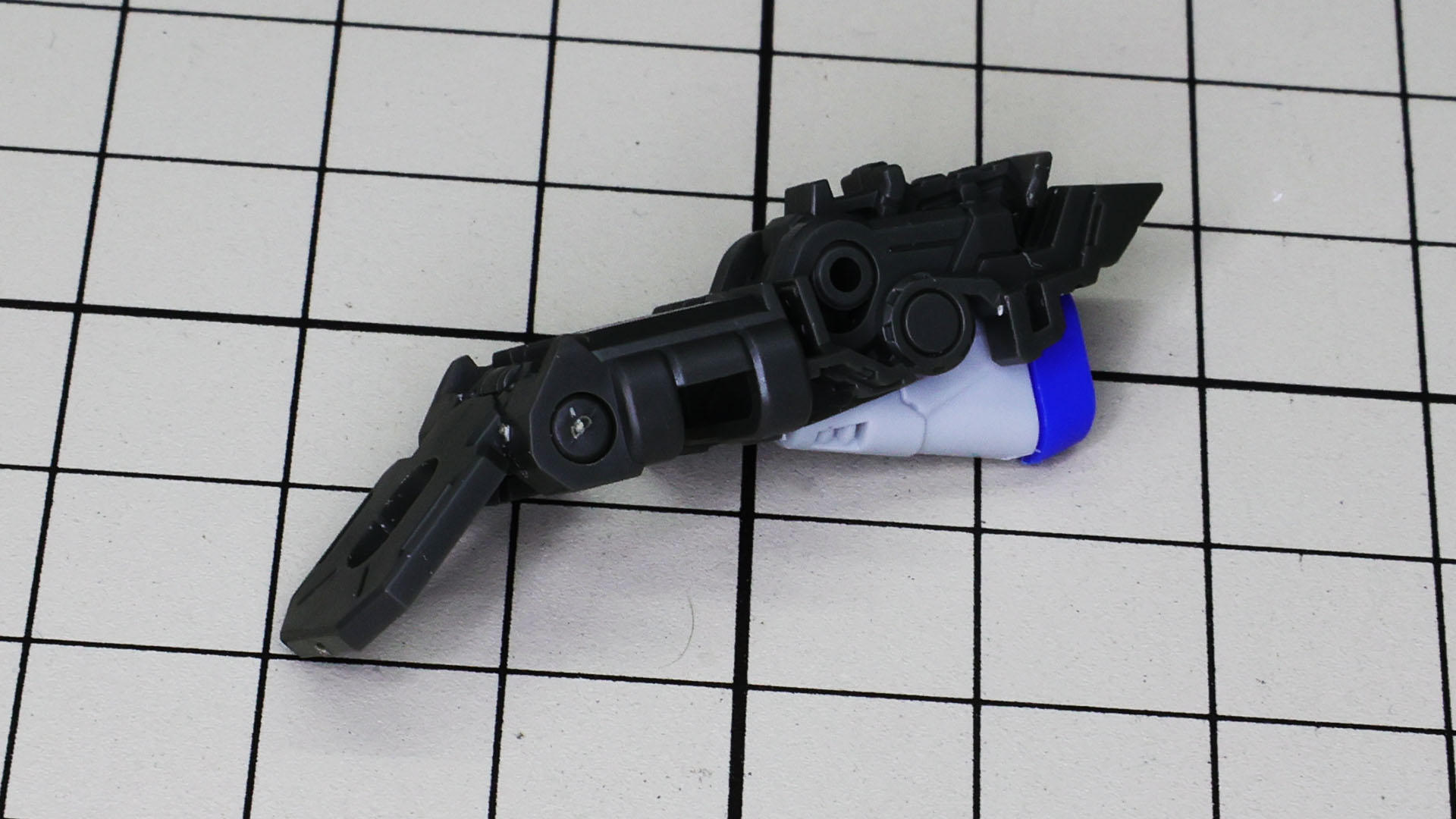 アーマー上部の赤いパーツと連動可動するようになっています