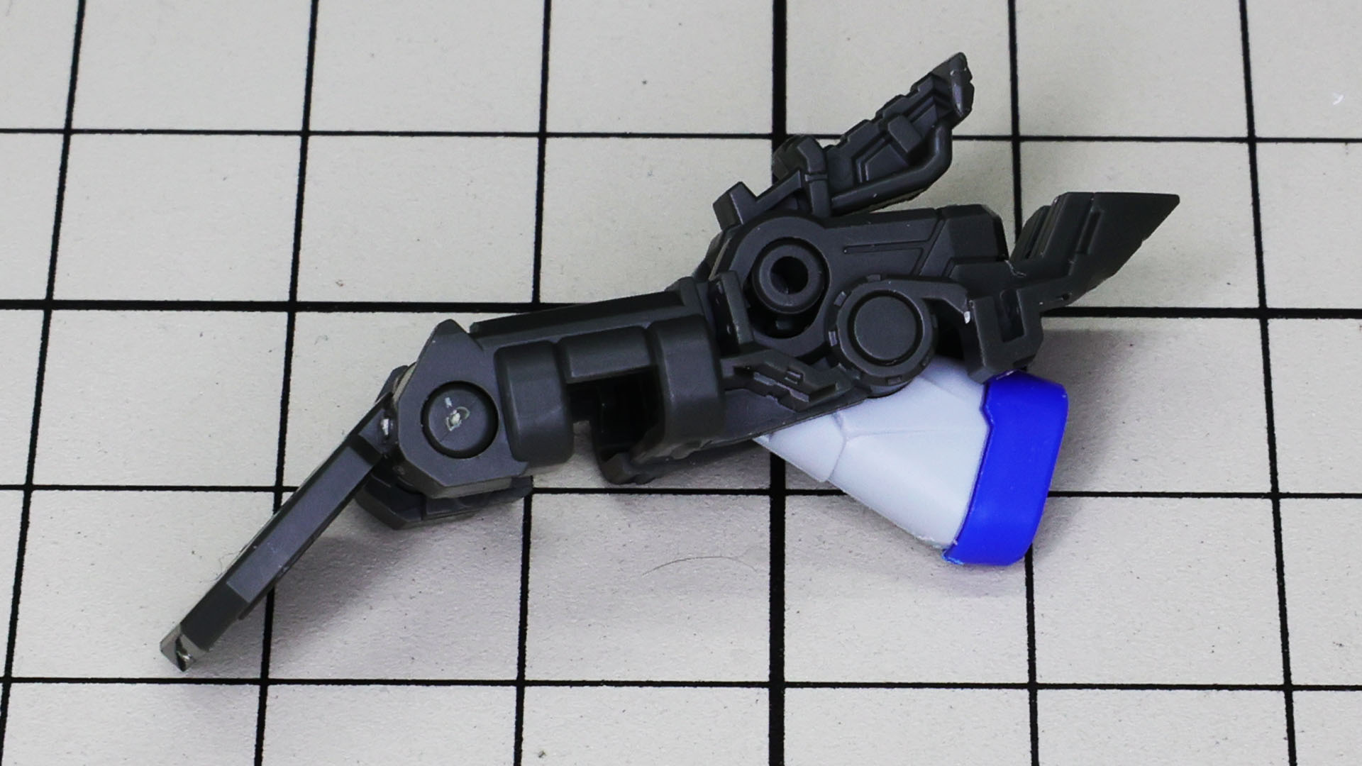 アーマー上部の赤いパーツと連動可動するようになっています