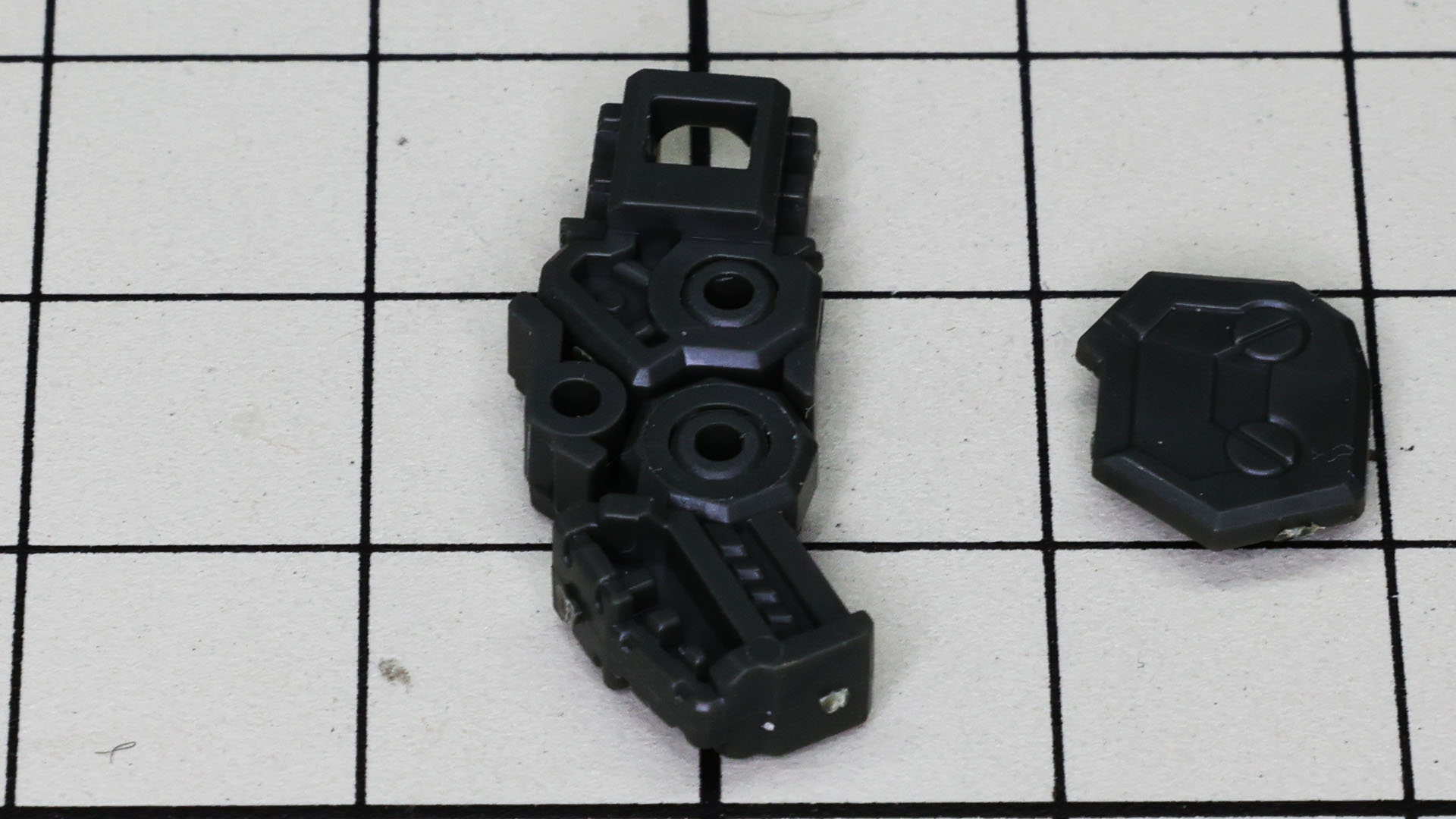 軸ずらしでの関節配置もあって180度曲がります