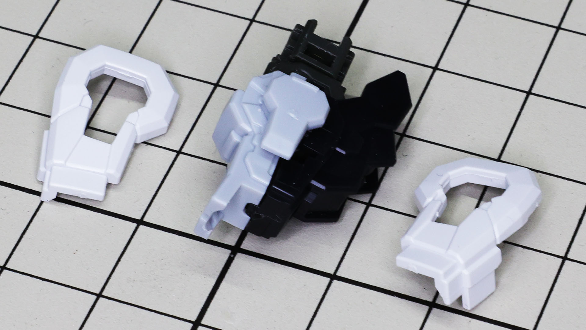 前腕の前後で挟み込み、左右のディテールを接続部にしながら左右からロックします