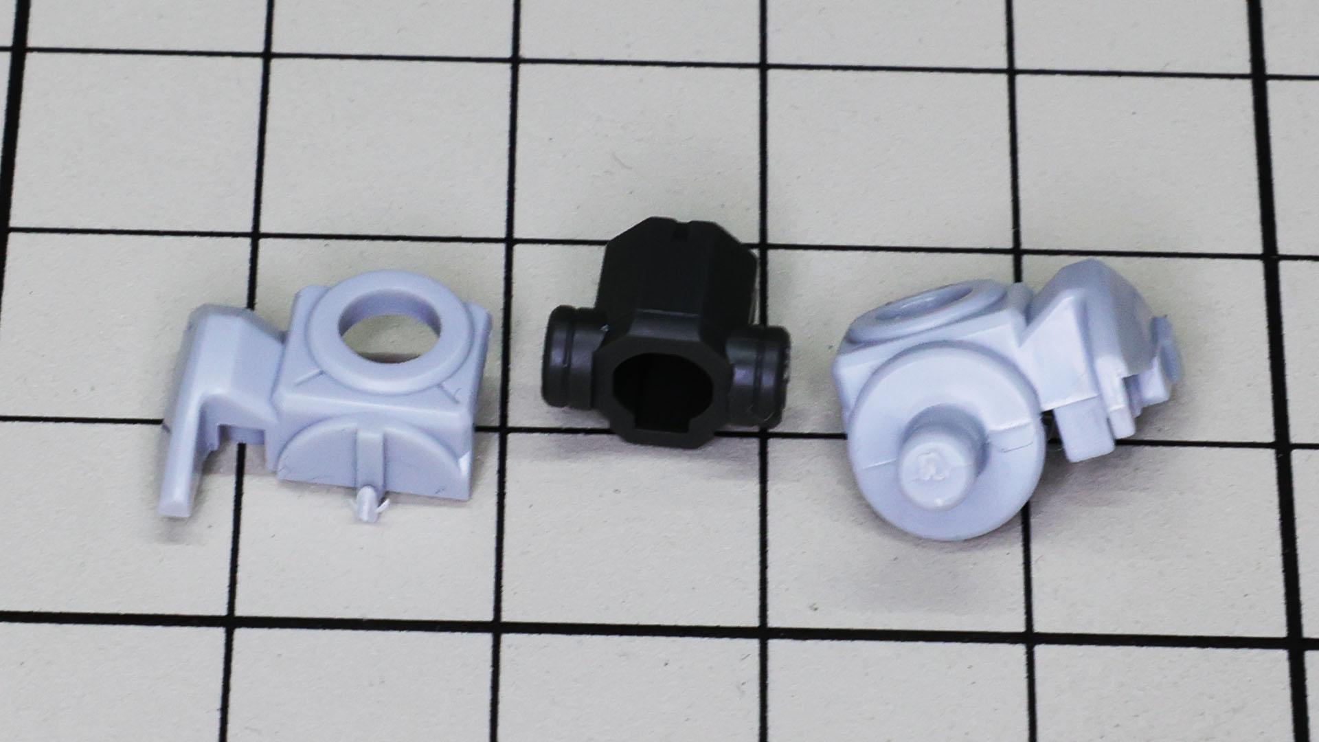 肩関節は軸のツメを通す形状になっています