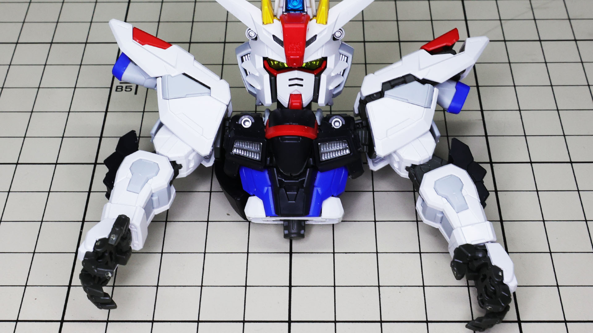 右腕と左腕の違いに注目。肘関節などが伸縮できることがわかります