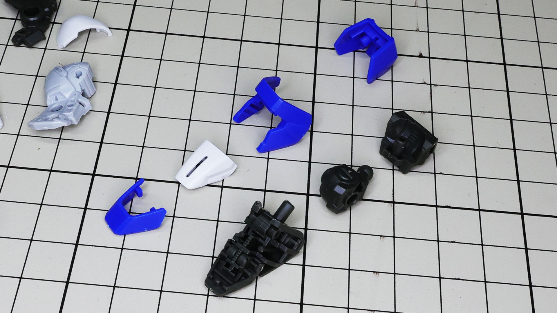 ソール底を組んで青い外装パーツをかぶせていきます