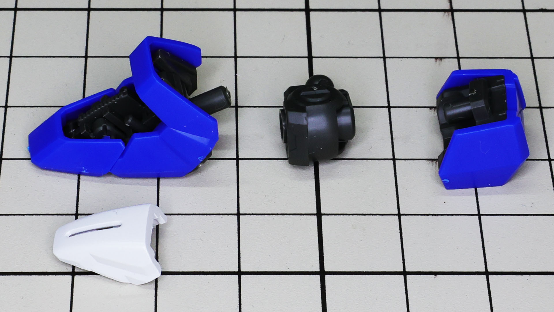 中央の基部と前後の構成はここ最近のガンプラスタンダードのようです