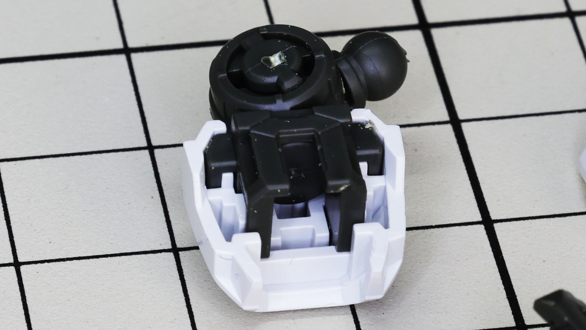 ここは噛み合いが特殊ですので合わさる面をよく見て“ぱちっ”と音がするまで慎重に押し込みます