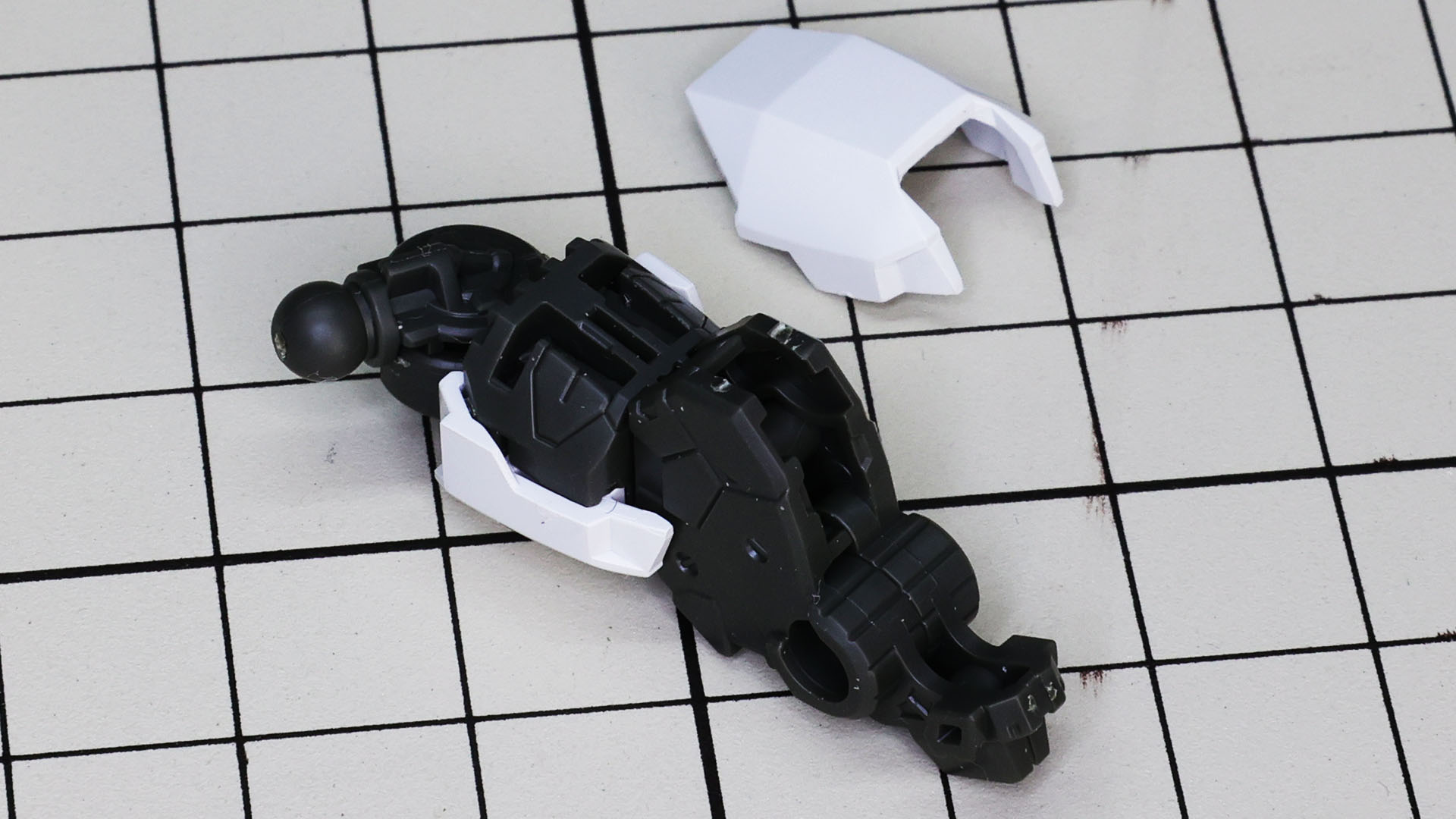 フレームも組み込んで装甲で封印します