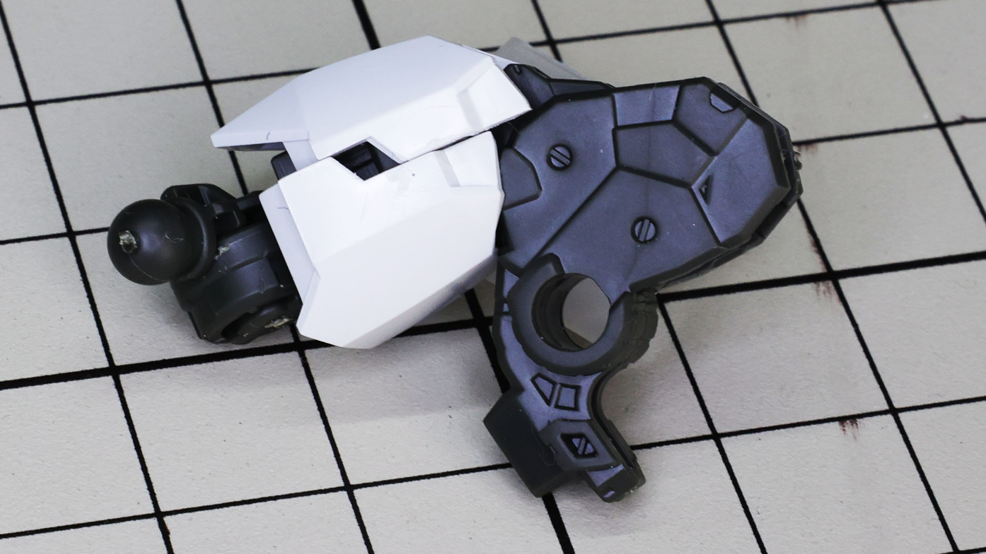 膝関節と大腿部フレームがリンクすることで大腿部装甲がスライドします。まさにMGだっ！