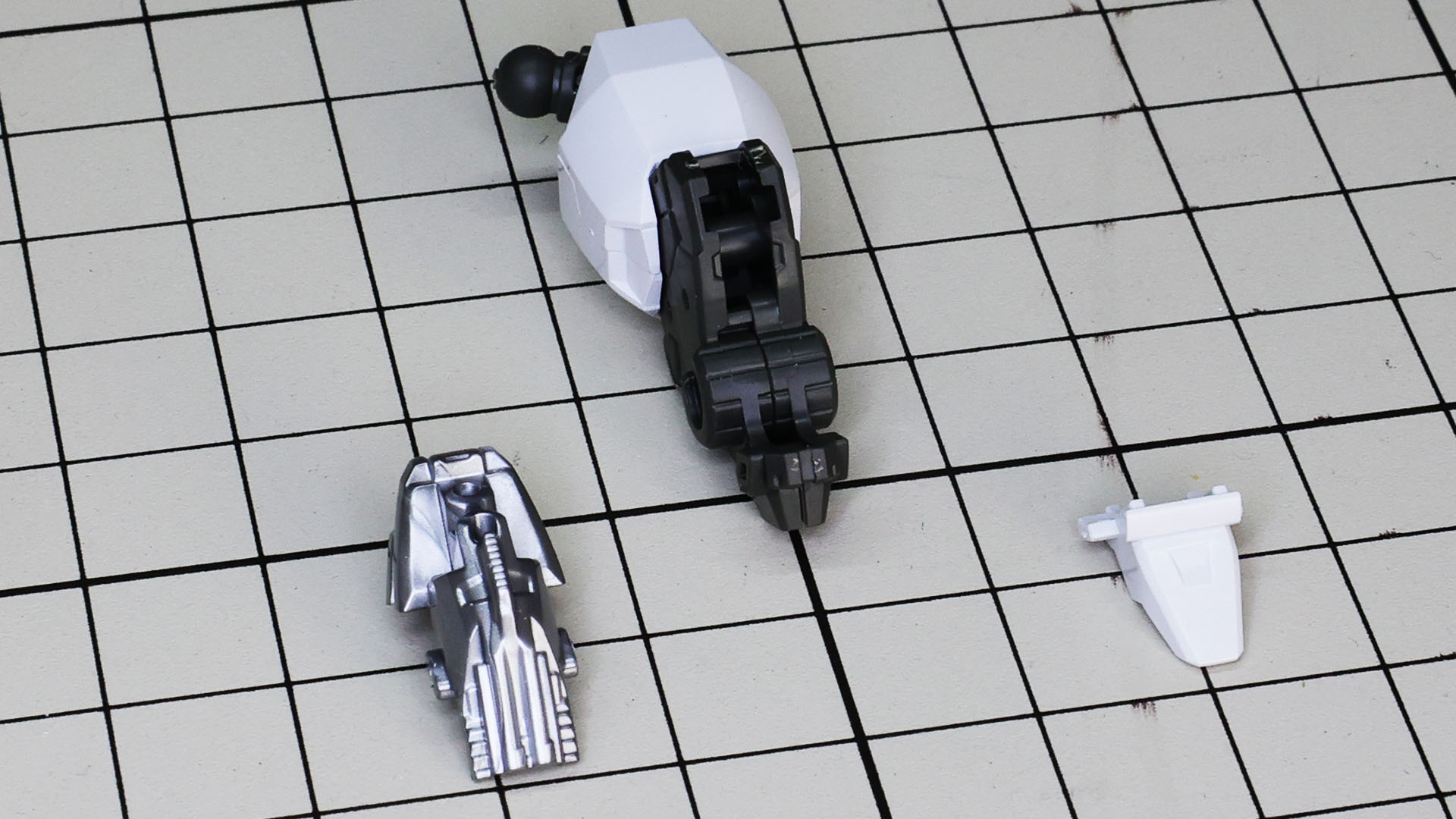 膝アーマーフレームと、脛裏のフィンを組付けます