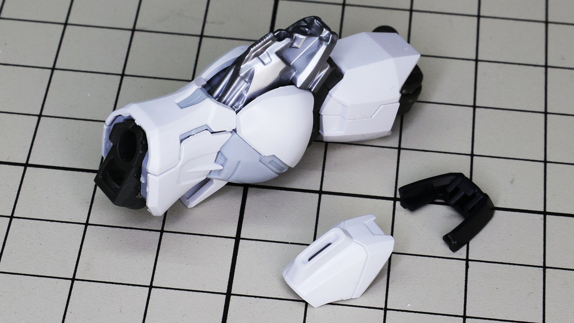 アンクルアーマーは後ろからボールジョイントで接続します