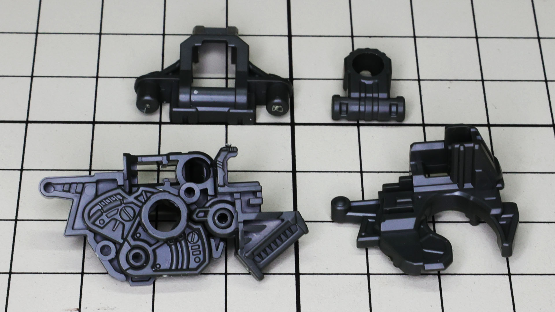 左下が基部へ股関節ほかのパーツを組み込んだ状態