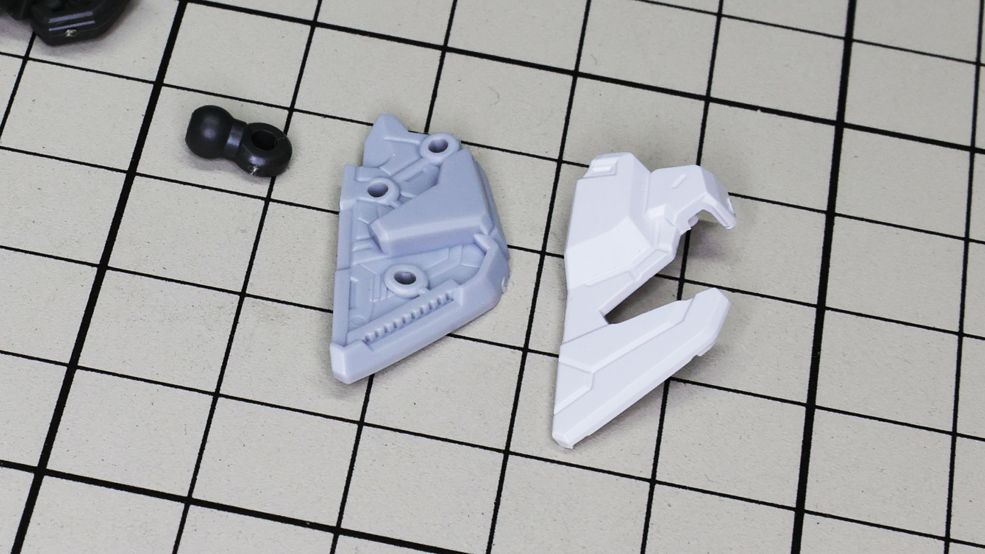 フロントアーマーは2色構成で、関節を挟んで重ねると情報量が格段に上がります