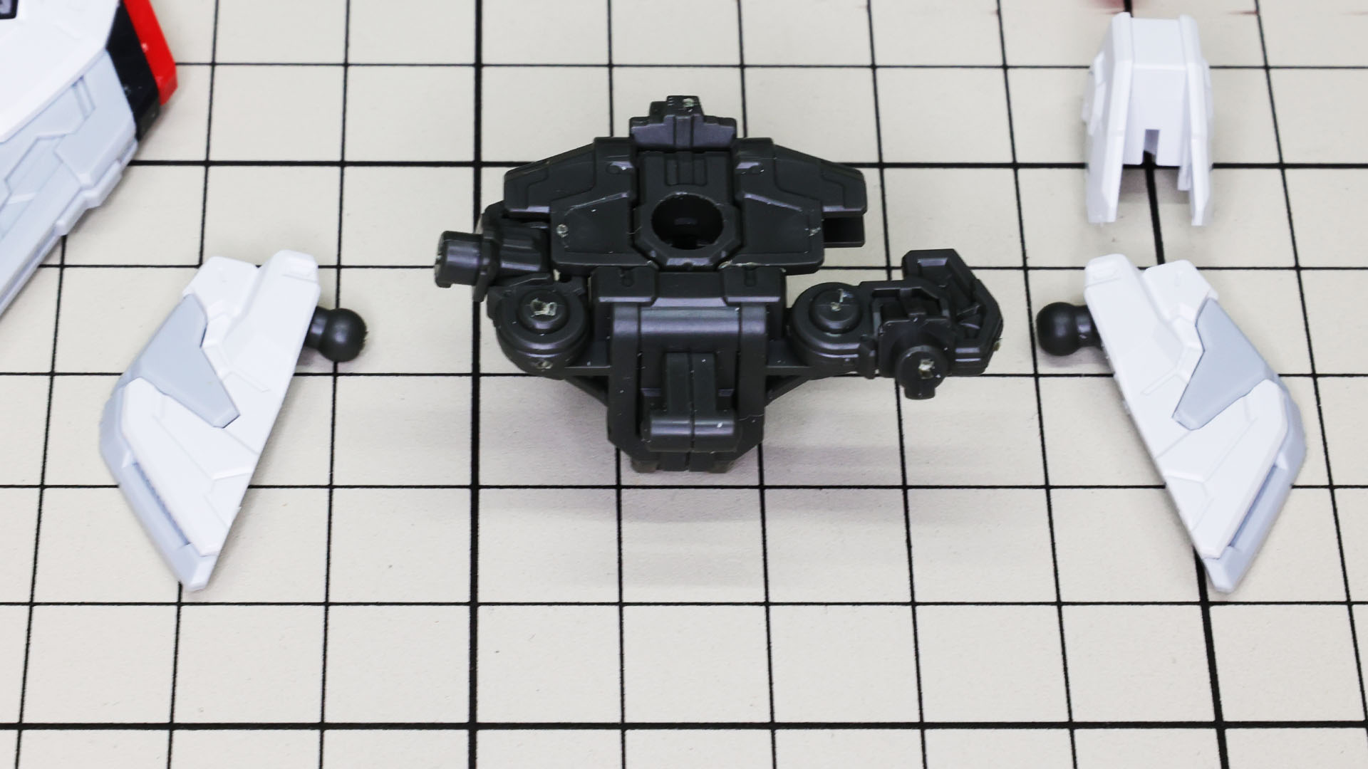 SDバランスの巨大なリアアーマーも2重構造です