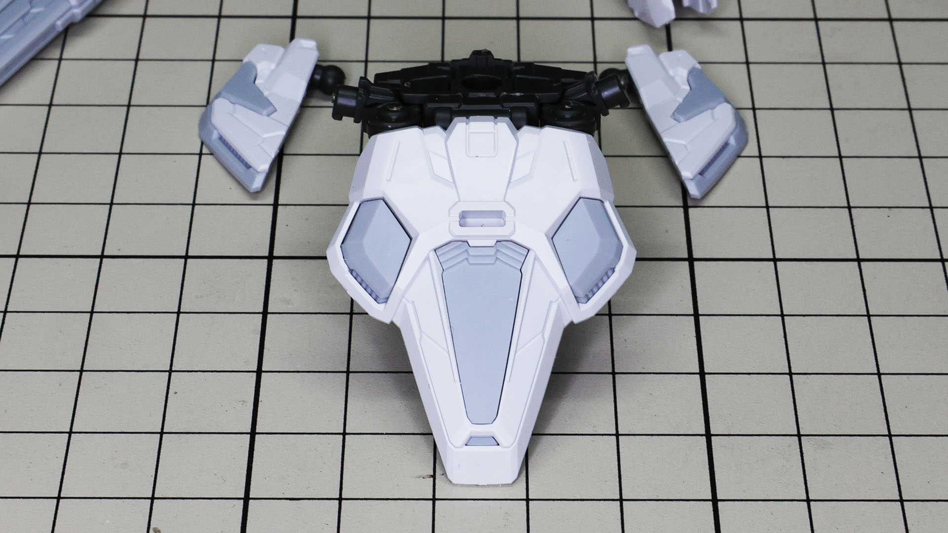 ふんどし部とフロントアーマーを組み合わせ、基部フレームに組付けます