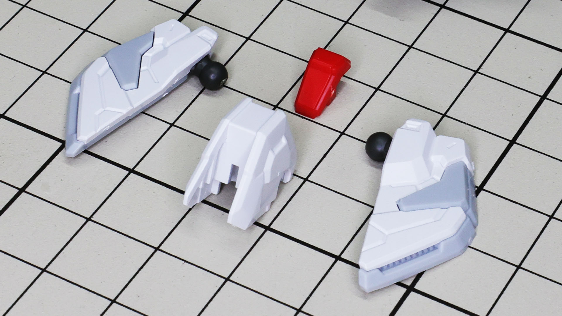 ふんどし部とフロントアーマーを組み合わせ、基部フレームに組付けます