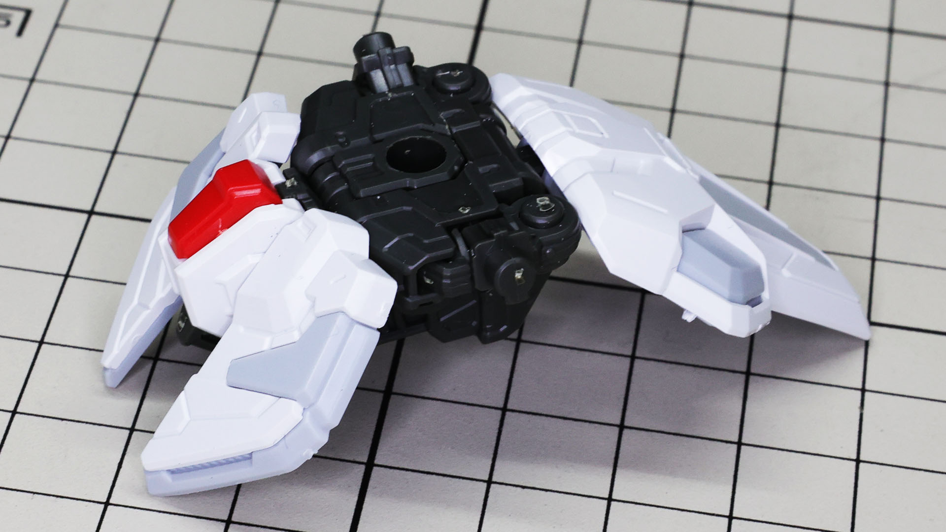 ここで脚部をドッキング！ すごい密度感です