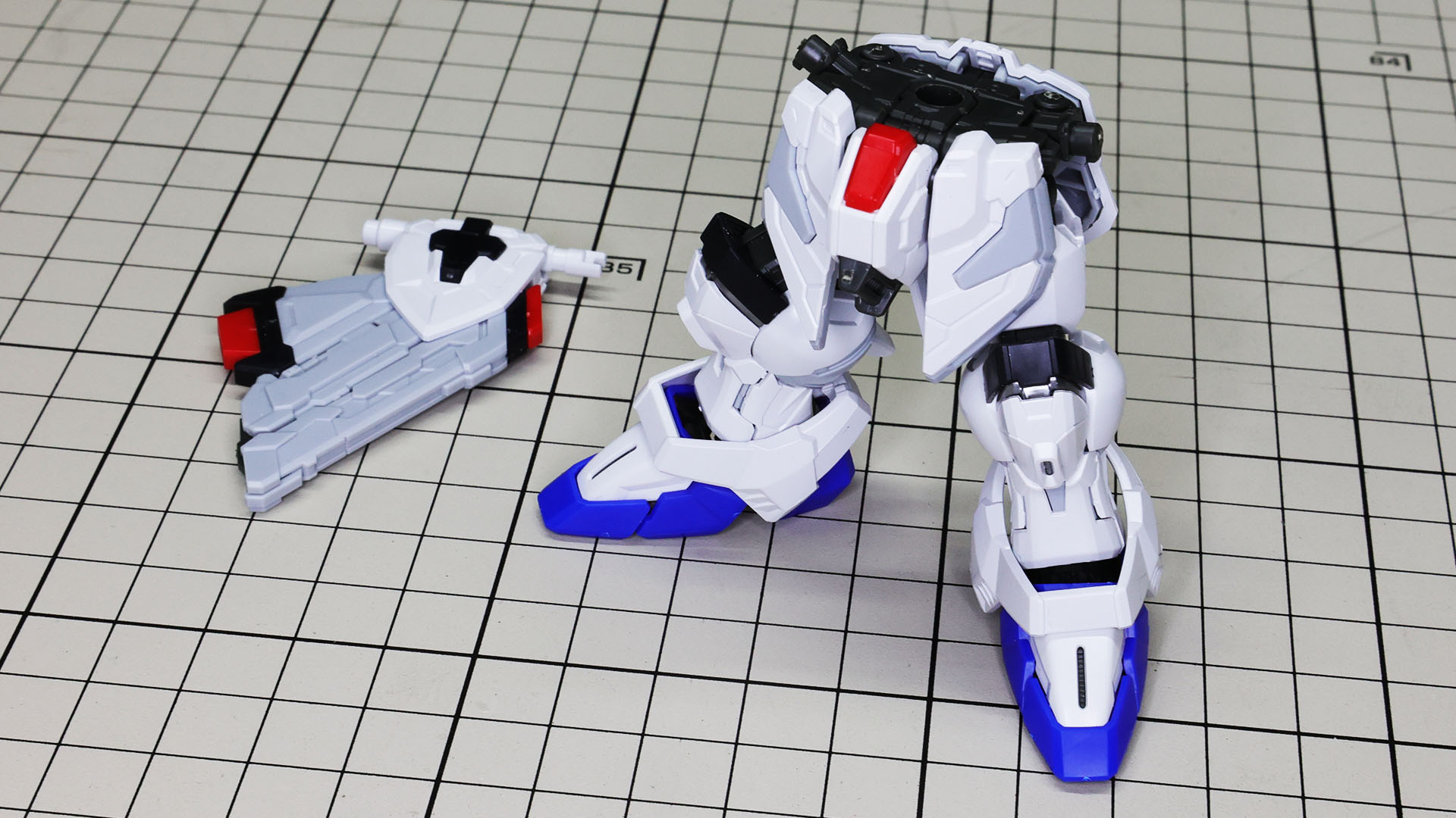 ここで脚部をドッキング！ すごい密度感です