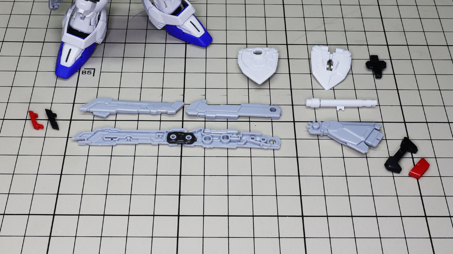 砲身群を貼り合わせますが、合わせ目も目立たない設計がうれしい