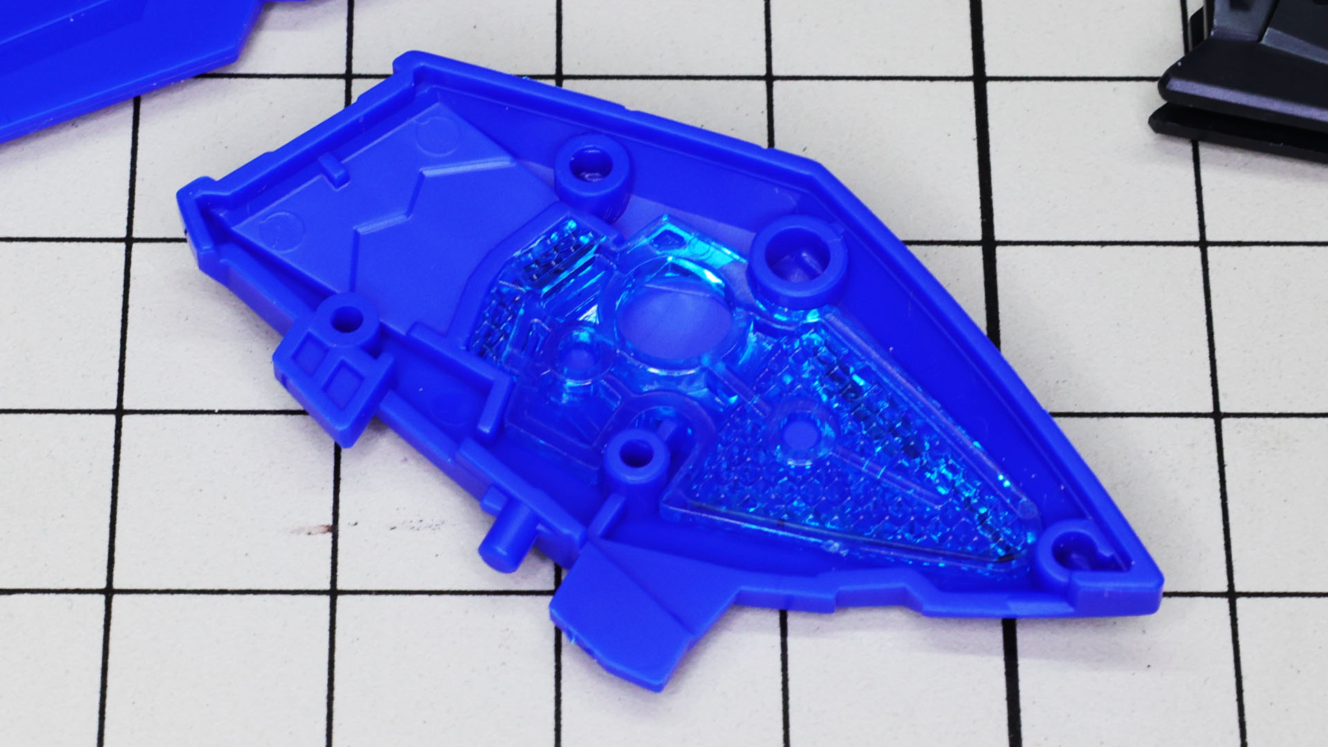 ウイング基部内部にはリフレクションカットの青いクリアーパーツが内包されキラキラです