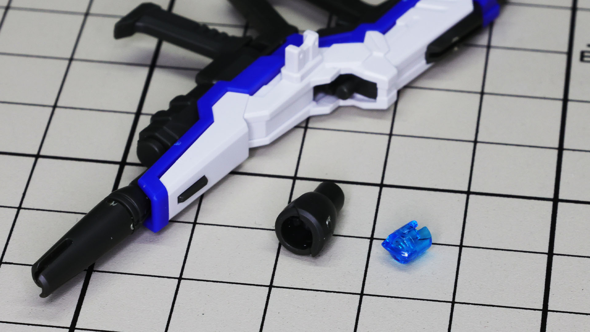 スコープにはリフレクションカットのクリアーパーツが入ります