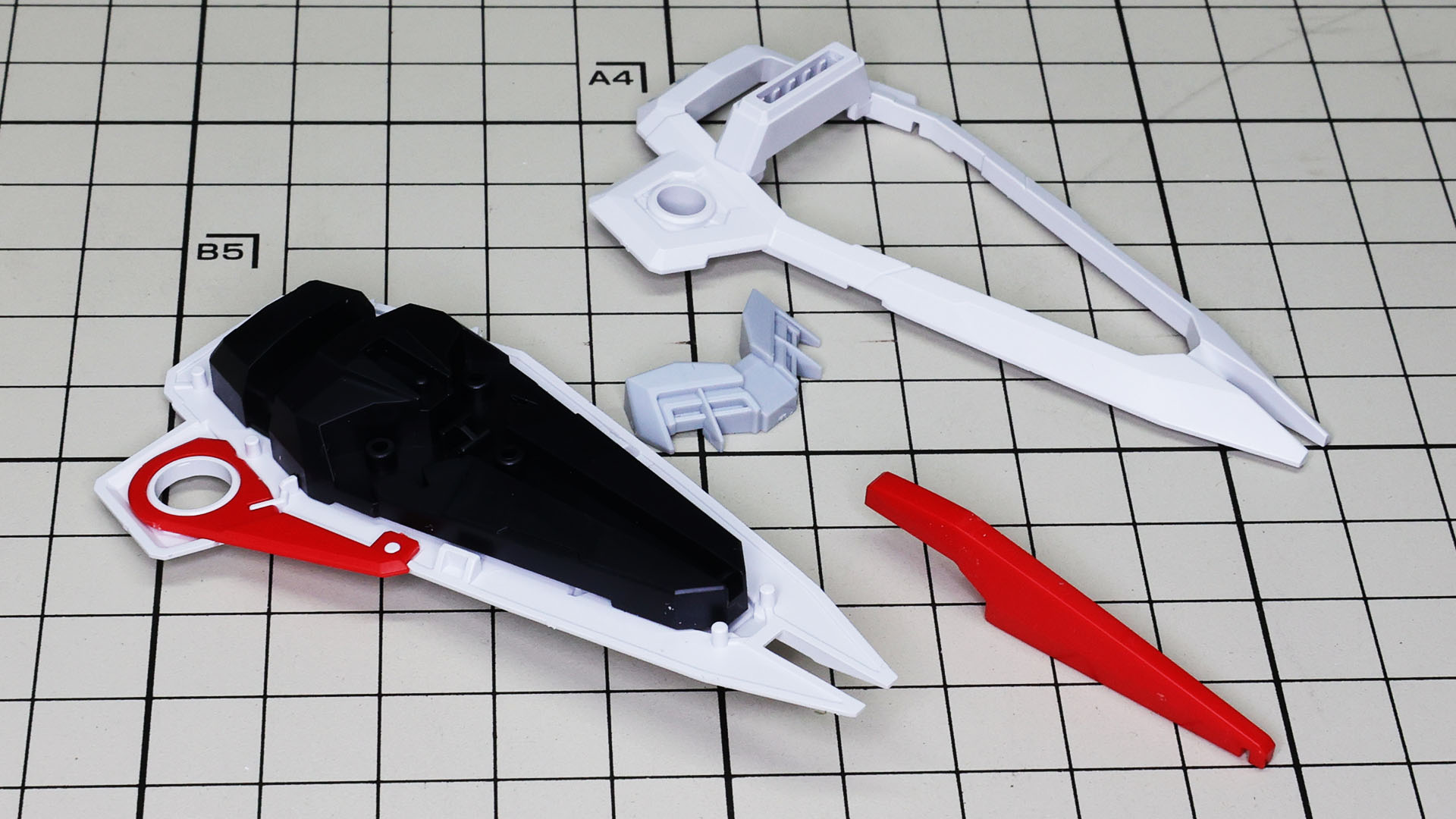 シールドは裏側のパーツにディテールパーツを組み込んで表のフレームで封印する形