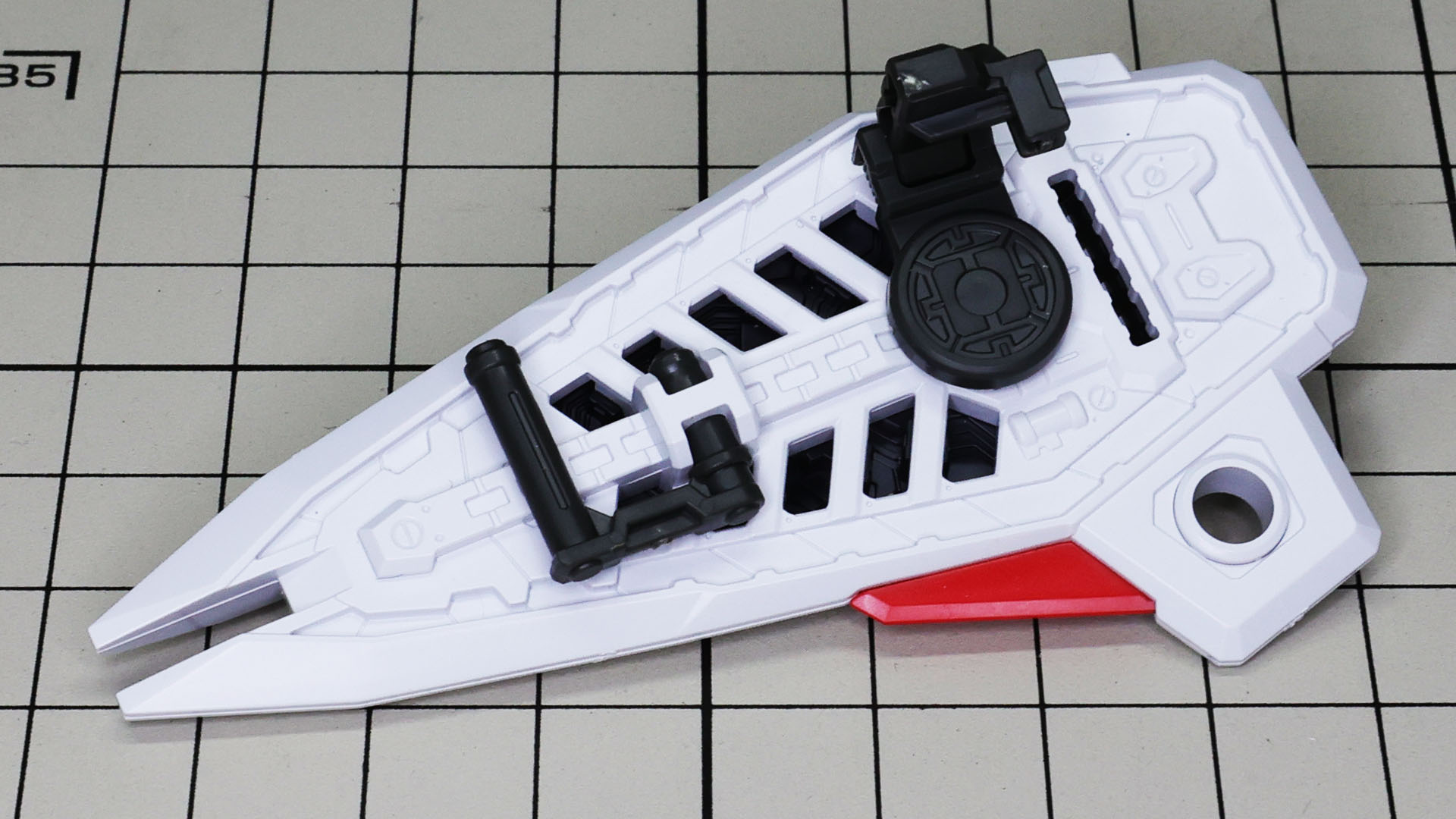 シールド裏にはグリップと肘への接続部を組付けます