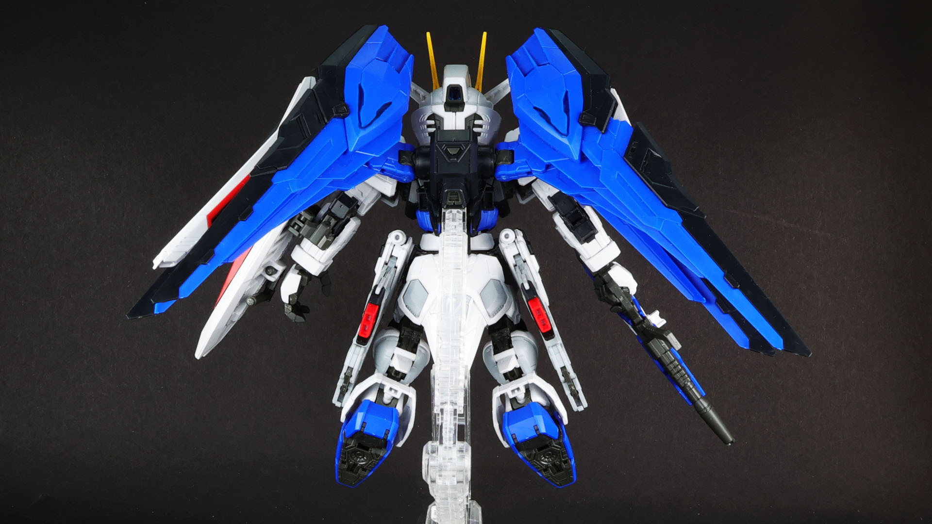 リアはメカメカしいディテールがぎっしり