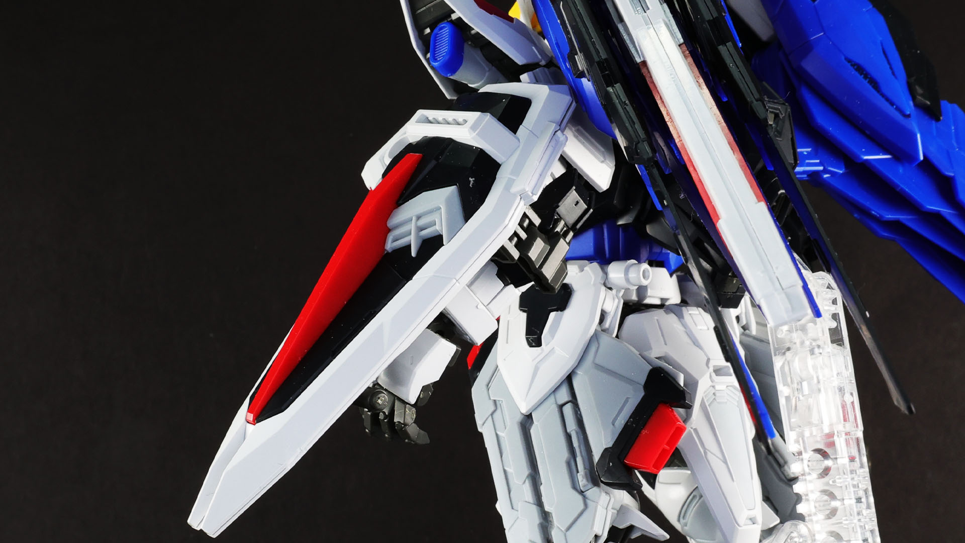 シールドと折りたたまれたレール砲のディテールがすばらしい