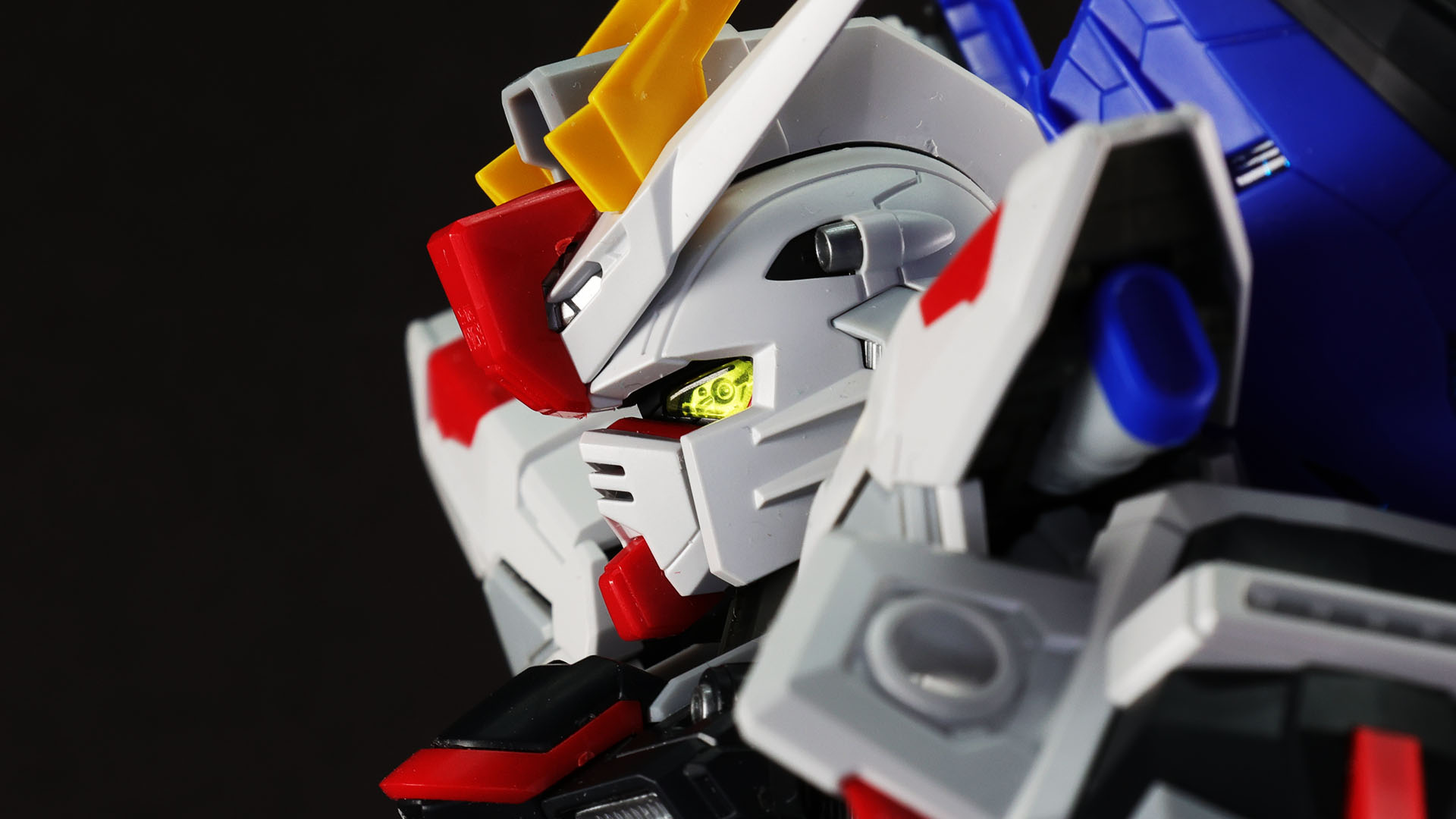 リアルメタリックグロスインジェクションのフレームを透過するカメラアイは……