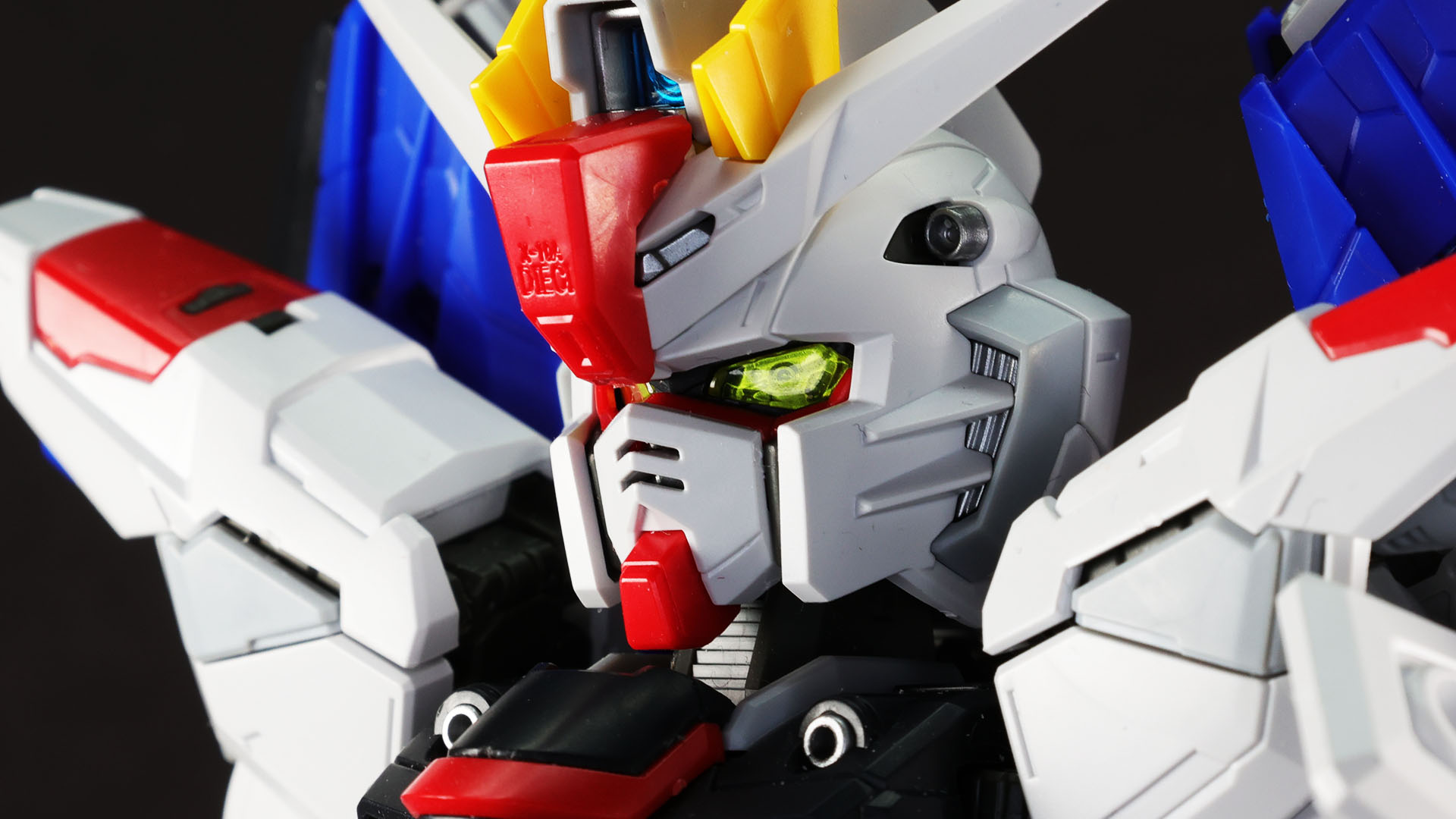 見る角度によって入る光と反射する面が変わることで表情がとても豊かになります