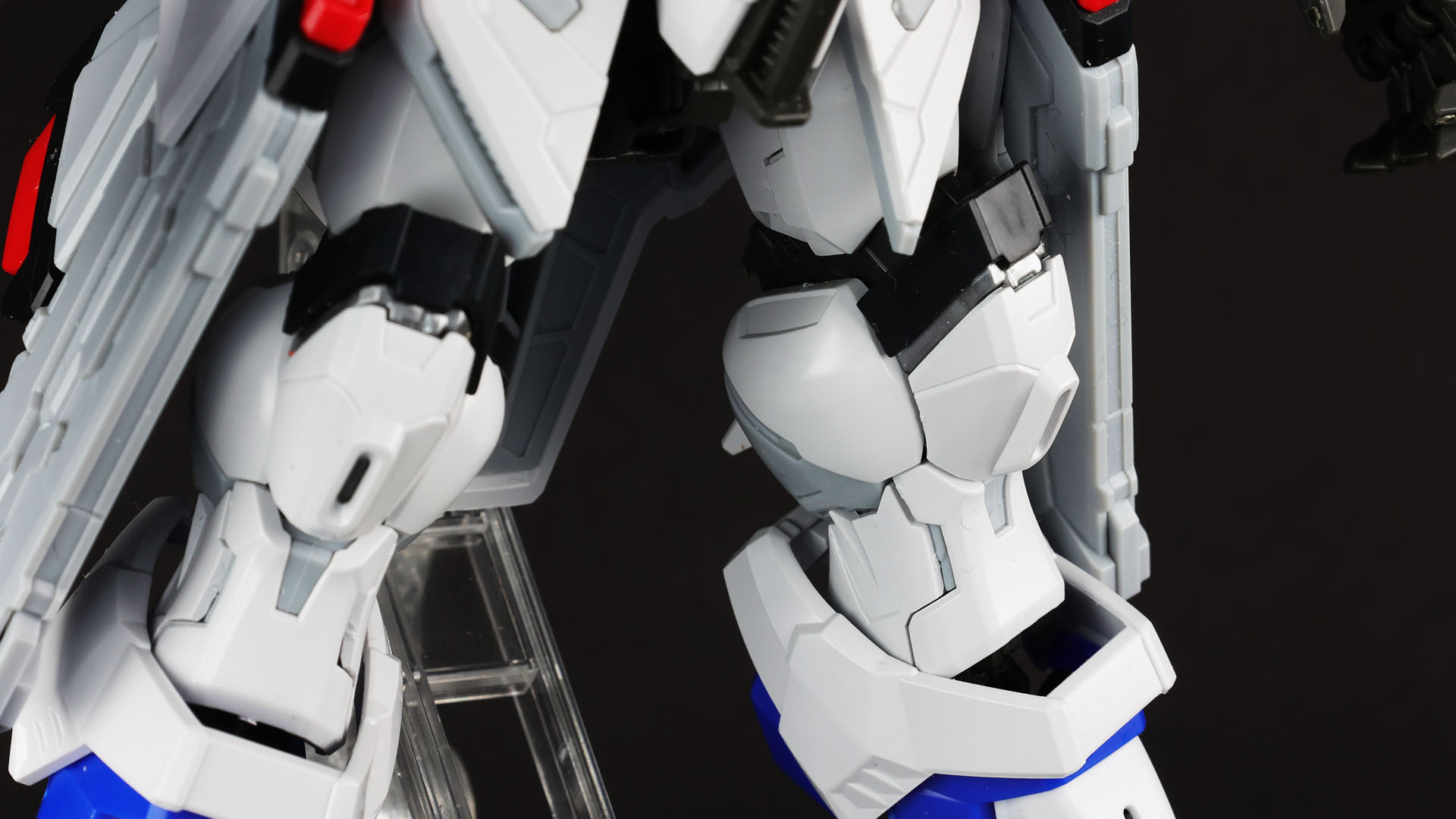 脚部もなんともみっちりなディテールが読み取れます