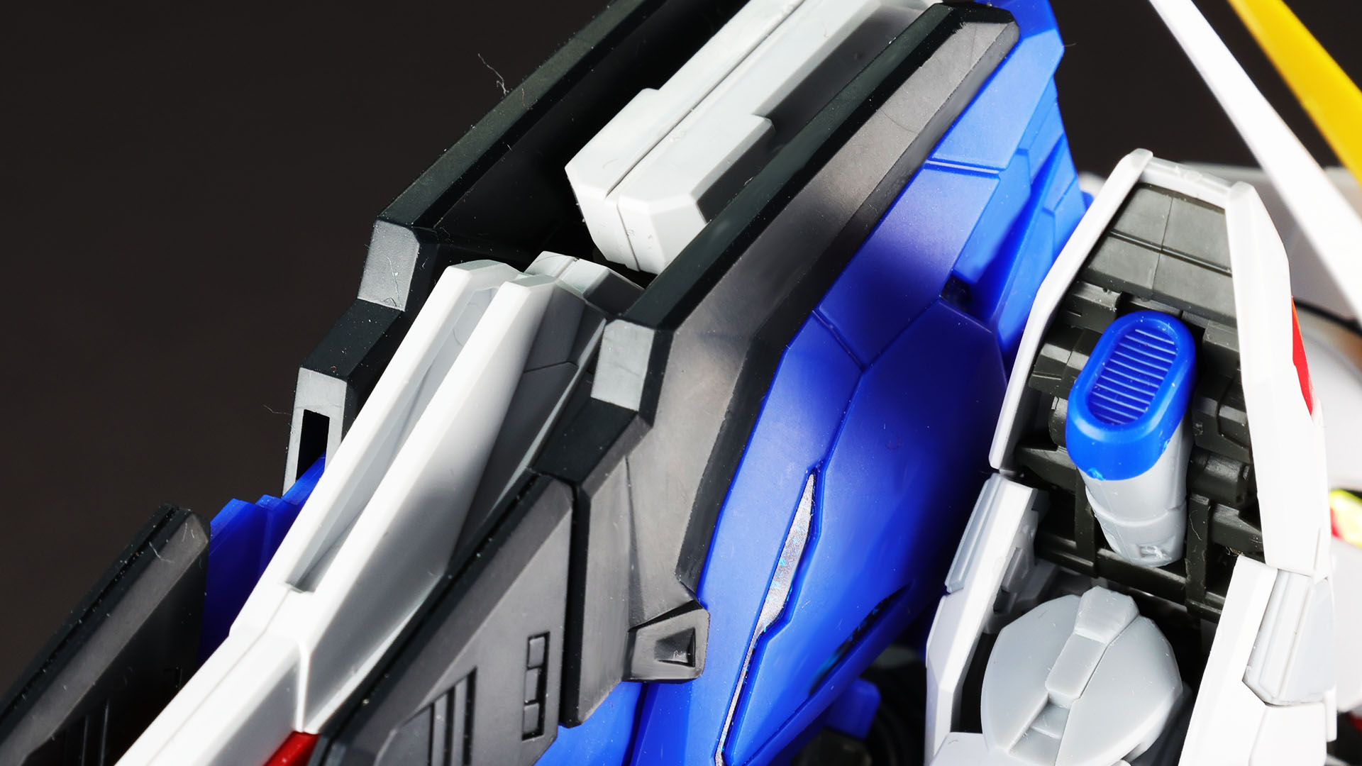 背部バックパックの多層構造もオミットされずに完璧なユニットを構成していて楽しい部分です