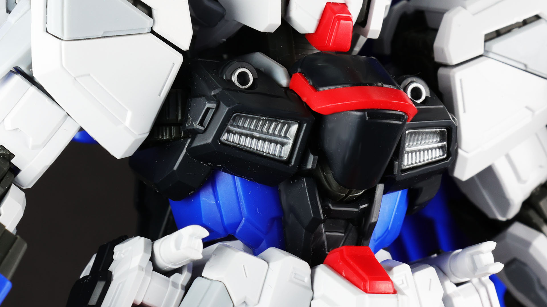 胸部ディテールもぬかりなくリアルです