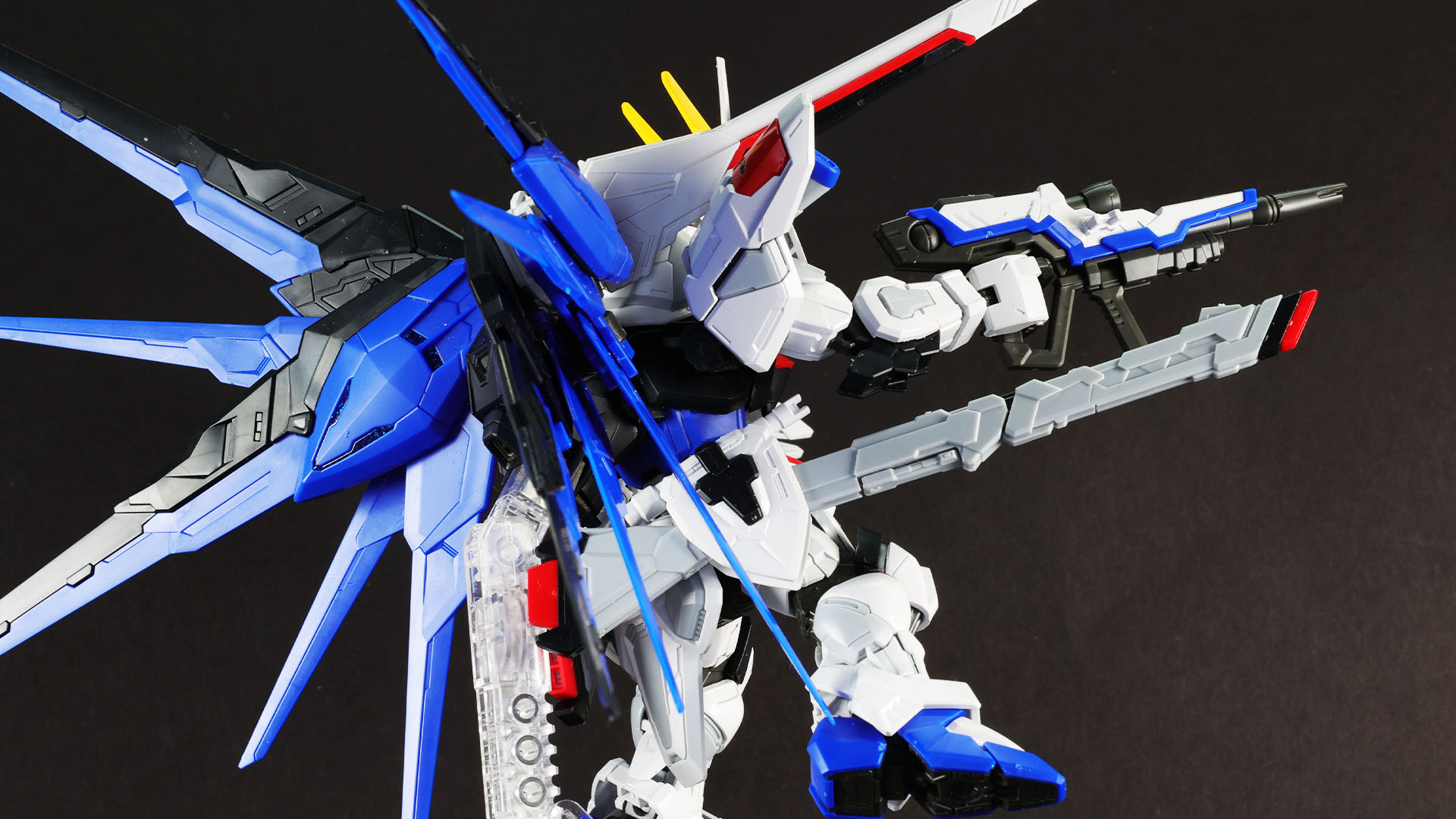 背部ウイングも大きく展開！