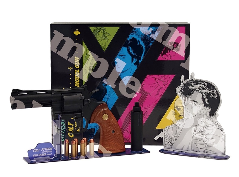 モデルガン専用特典として「特製アクリルガンスタンド&ガンスタンド」が付属。パッケージもモデルガン専用にリニューアル