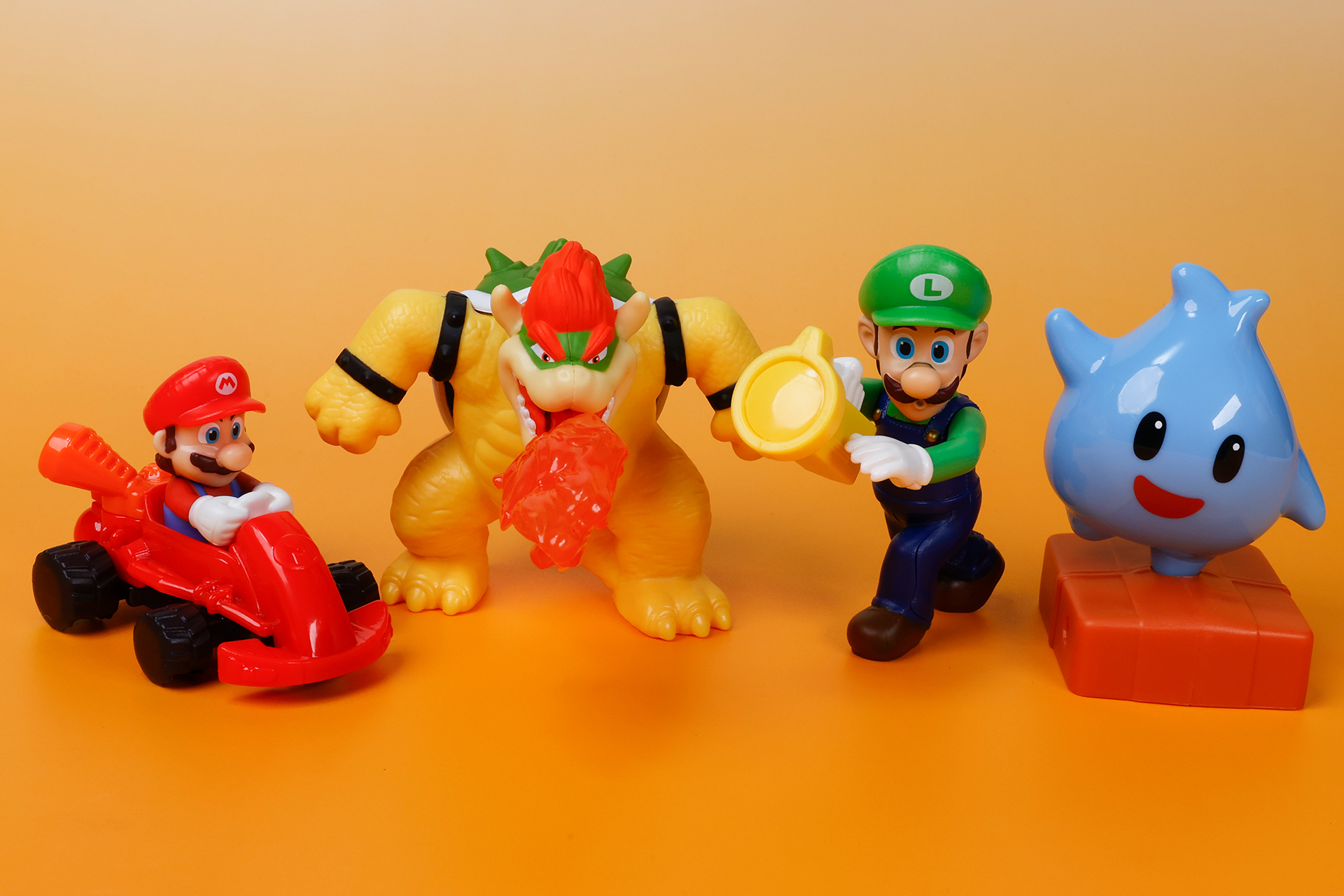 こちらが第2弾（12月30日～1月5日）のハッピーセット「ザ・スーパーマリオブラザーズ・ムービー」に登場するおもちゃ。写真左から「マリオ カート」、「クッパ」、「ルイージ」、「ルマリー」